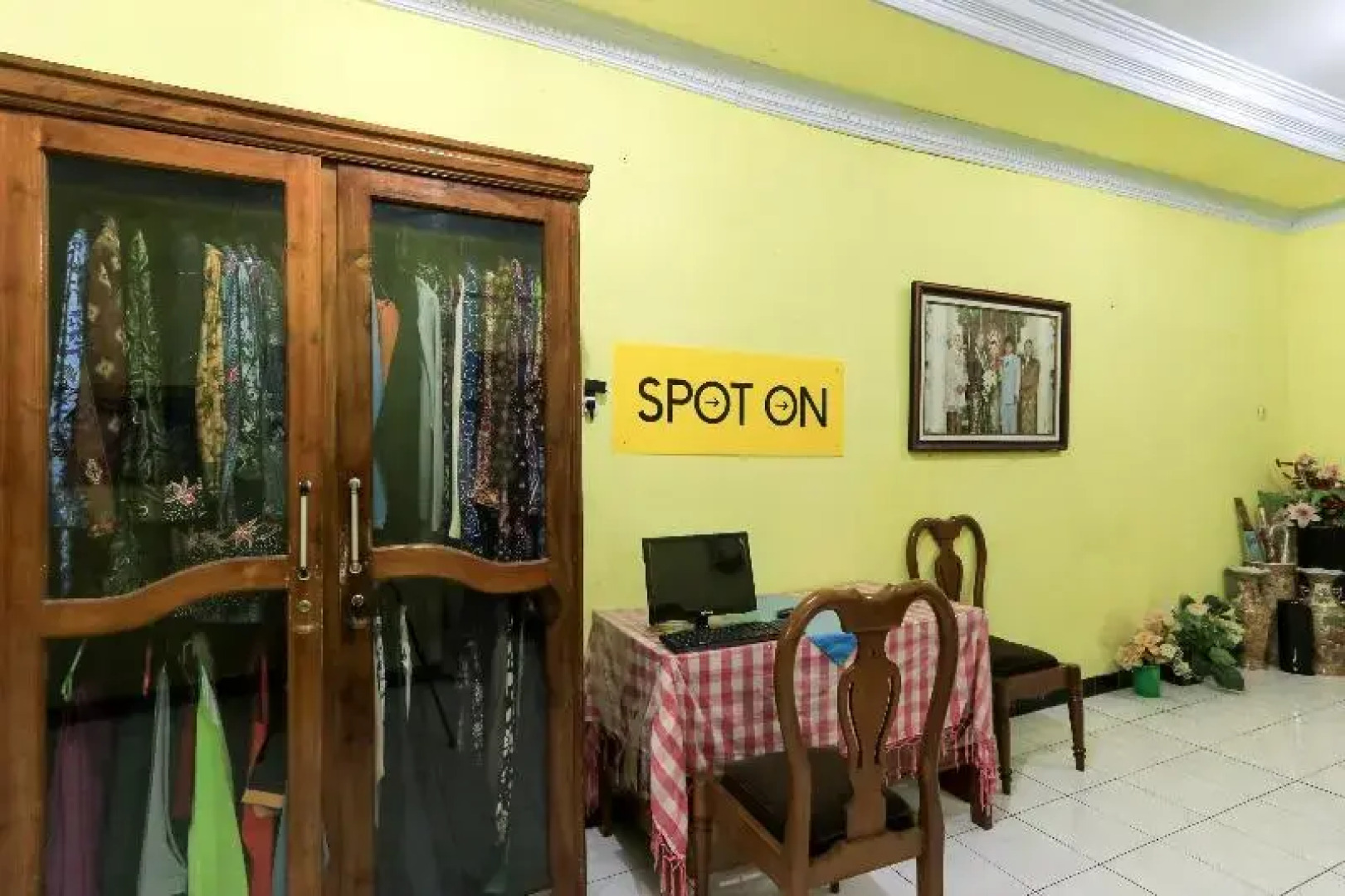 SPOT ON 2440 Wallet Family Residence