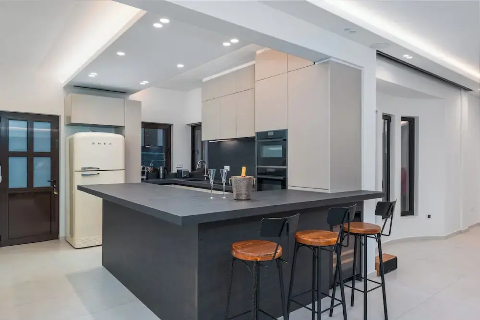 Alimos Luxury 3Bd w Outdoor Jacuzzi