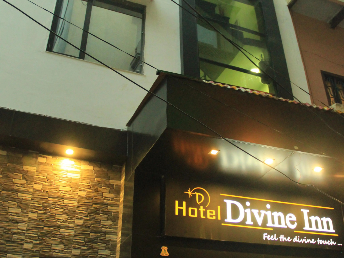 Hotel Divine Inn