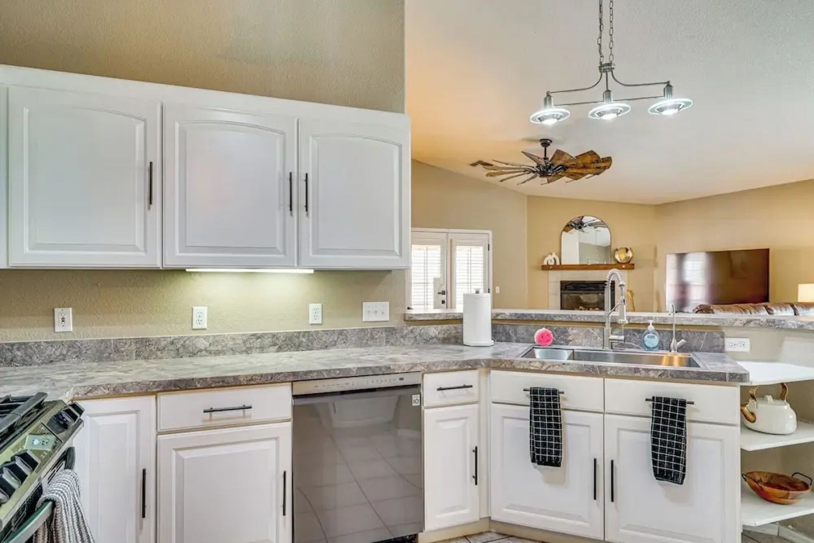 4 Mi to Catalina State Park: Mountain-view Home