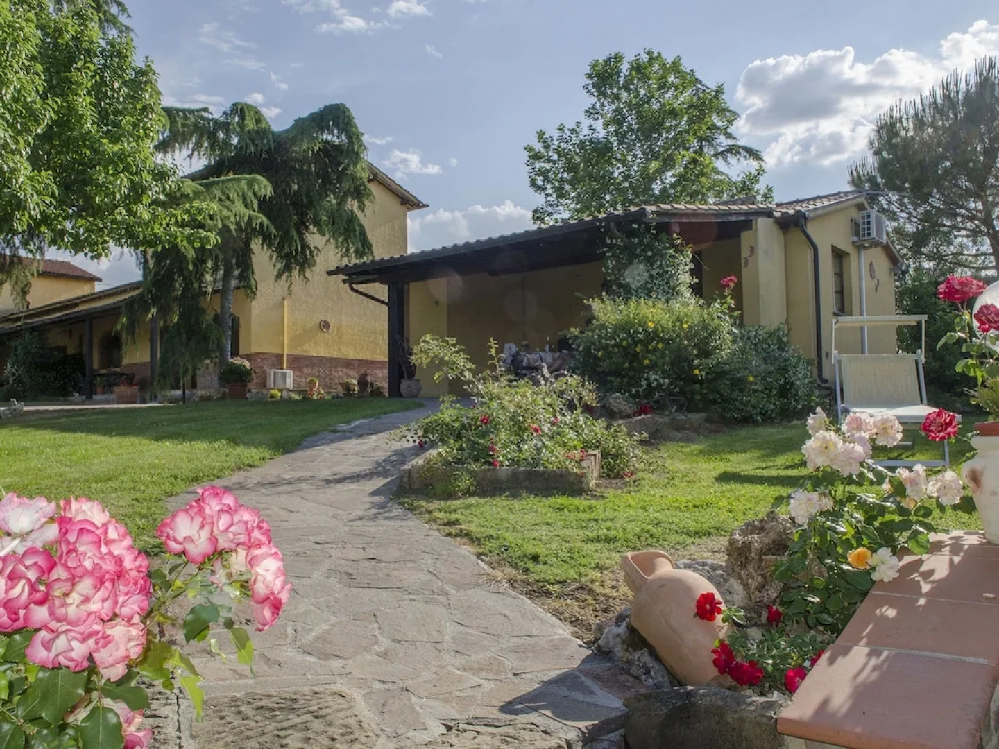 Cozy Holiday Home in Castiglion Fiorentino with Jacuzzi