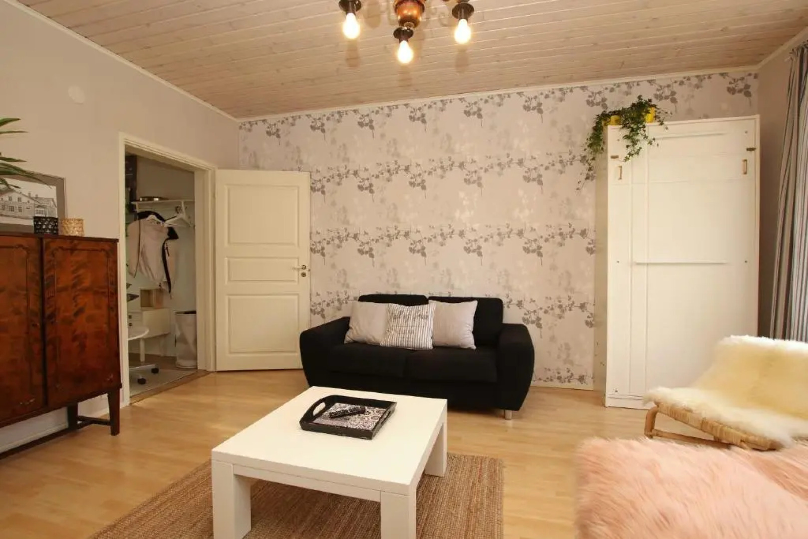 Idyllic central wooden house apartment