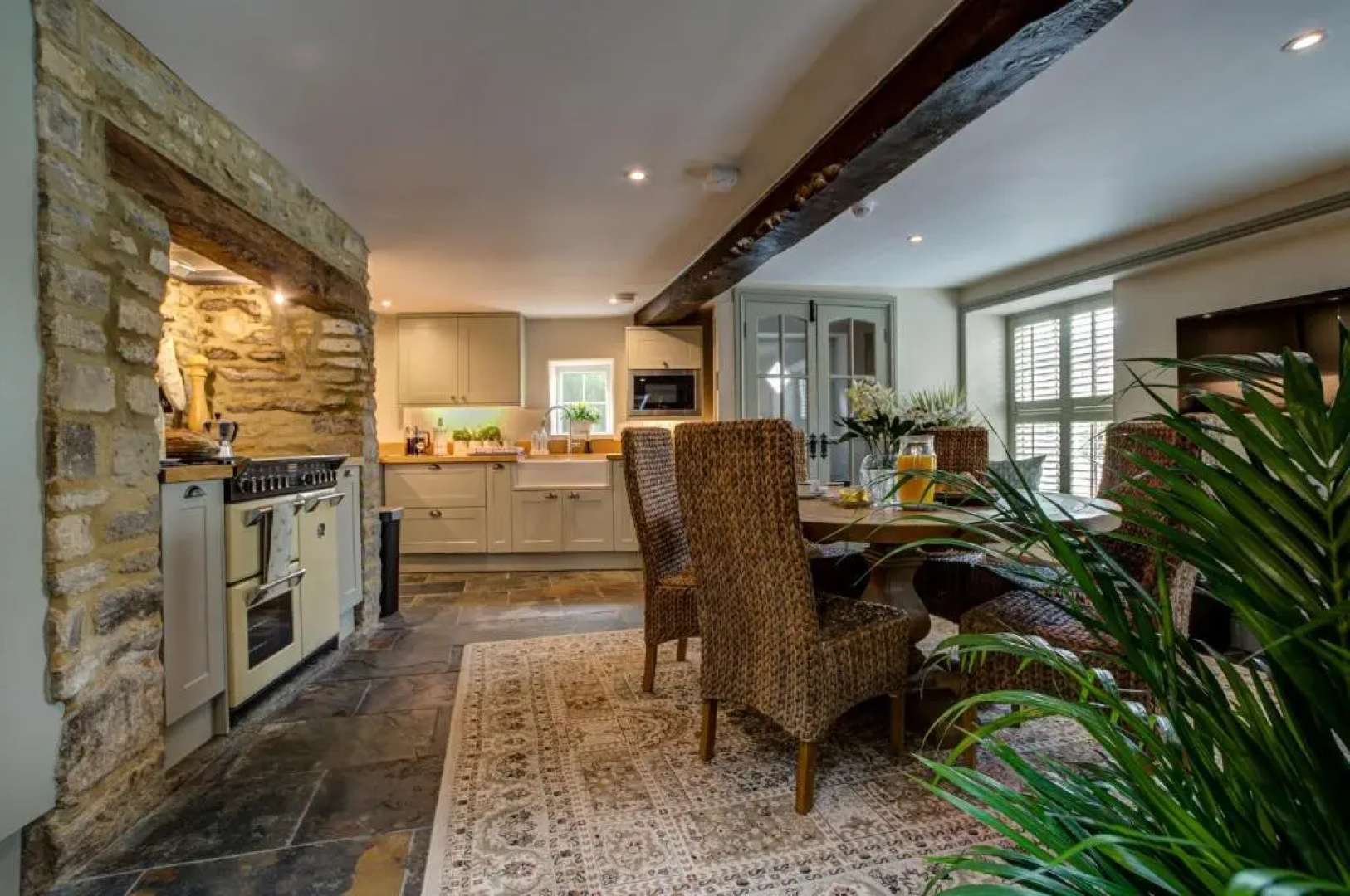 Chic Georgian town house in Cotswold town centre