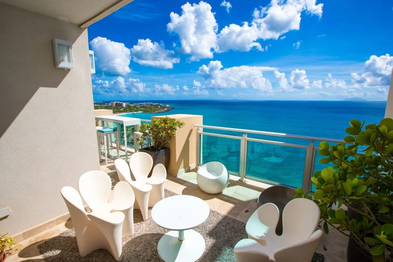 *The CLIFF_ BEACHFRONT and LUXURY MODERN UNIT* C2