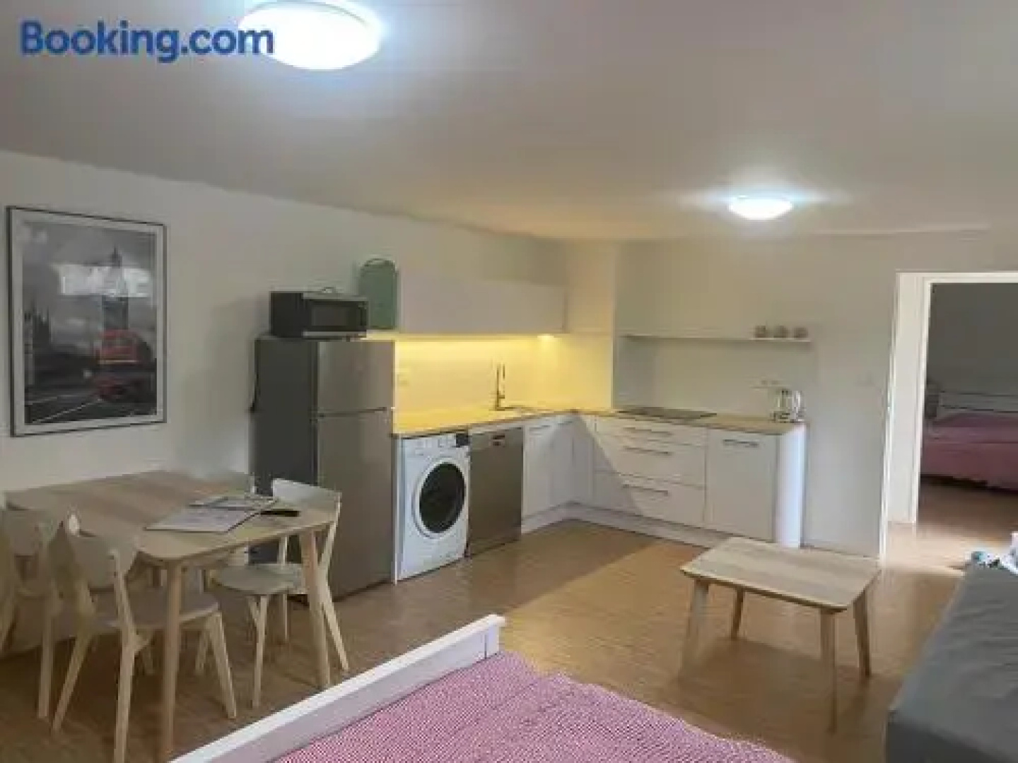 Red Travel Apartment