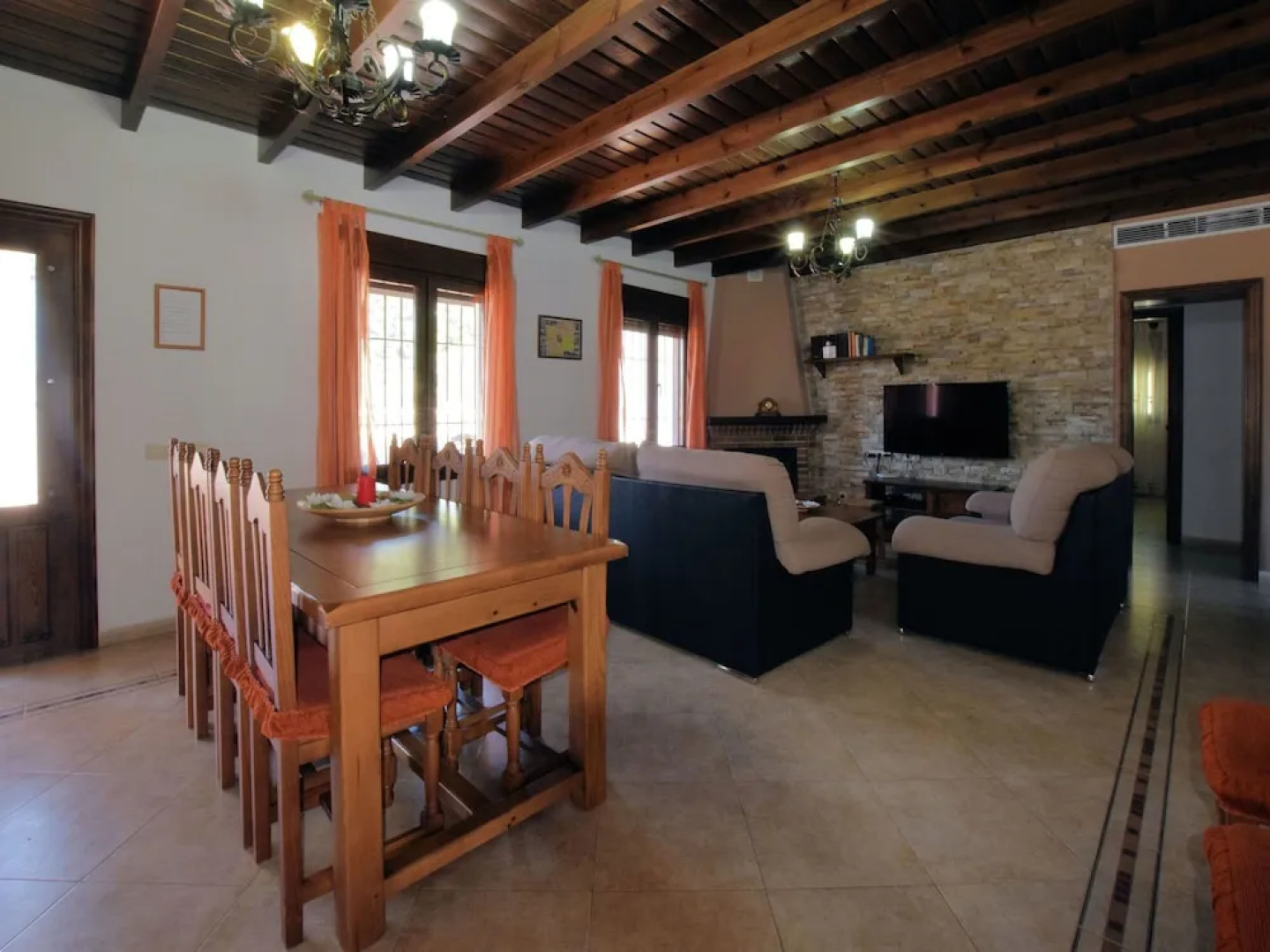 Spacious Villa in Sayalonga with Jacuzzi