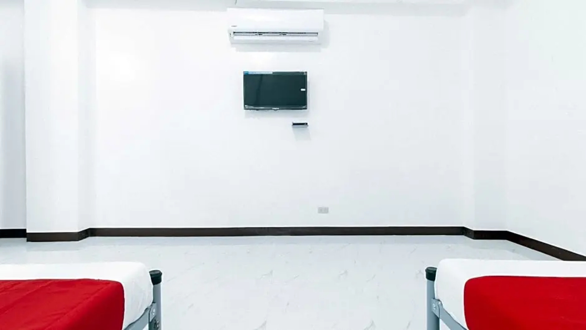 RedDoorz @ Don Martie Beach House Naic Cavite