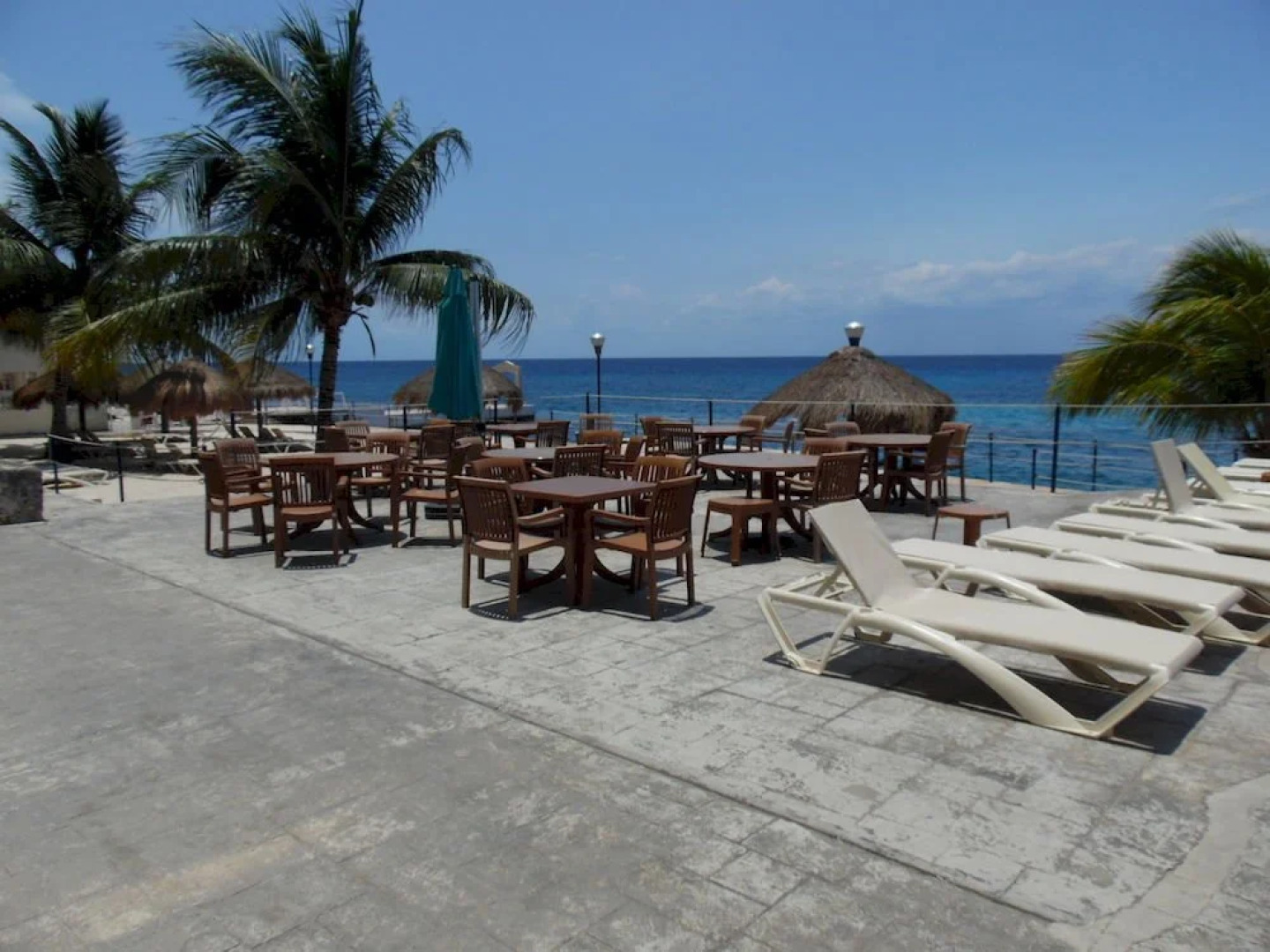 El Cantil Condominiums