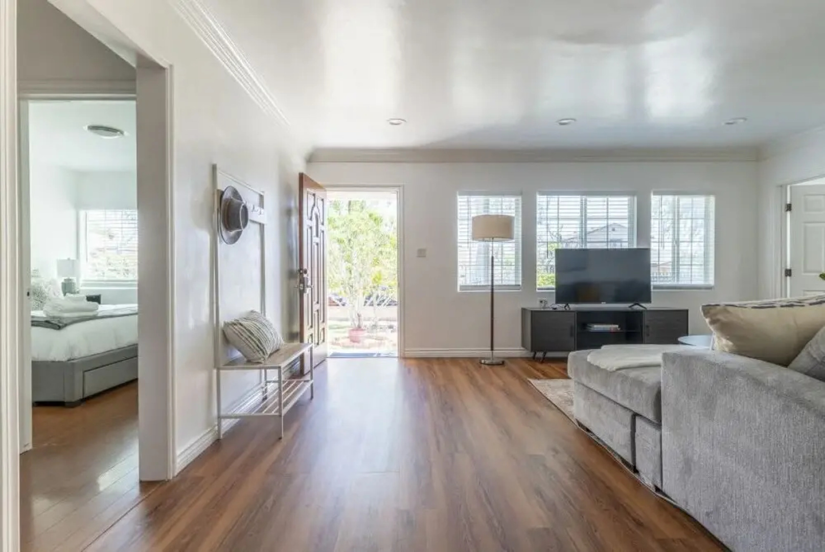 Charming Spacious Home - Modern Comforts, Prime Location