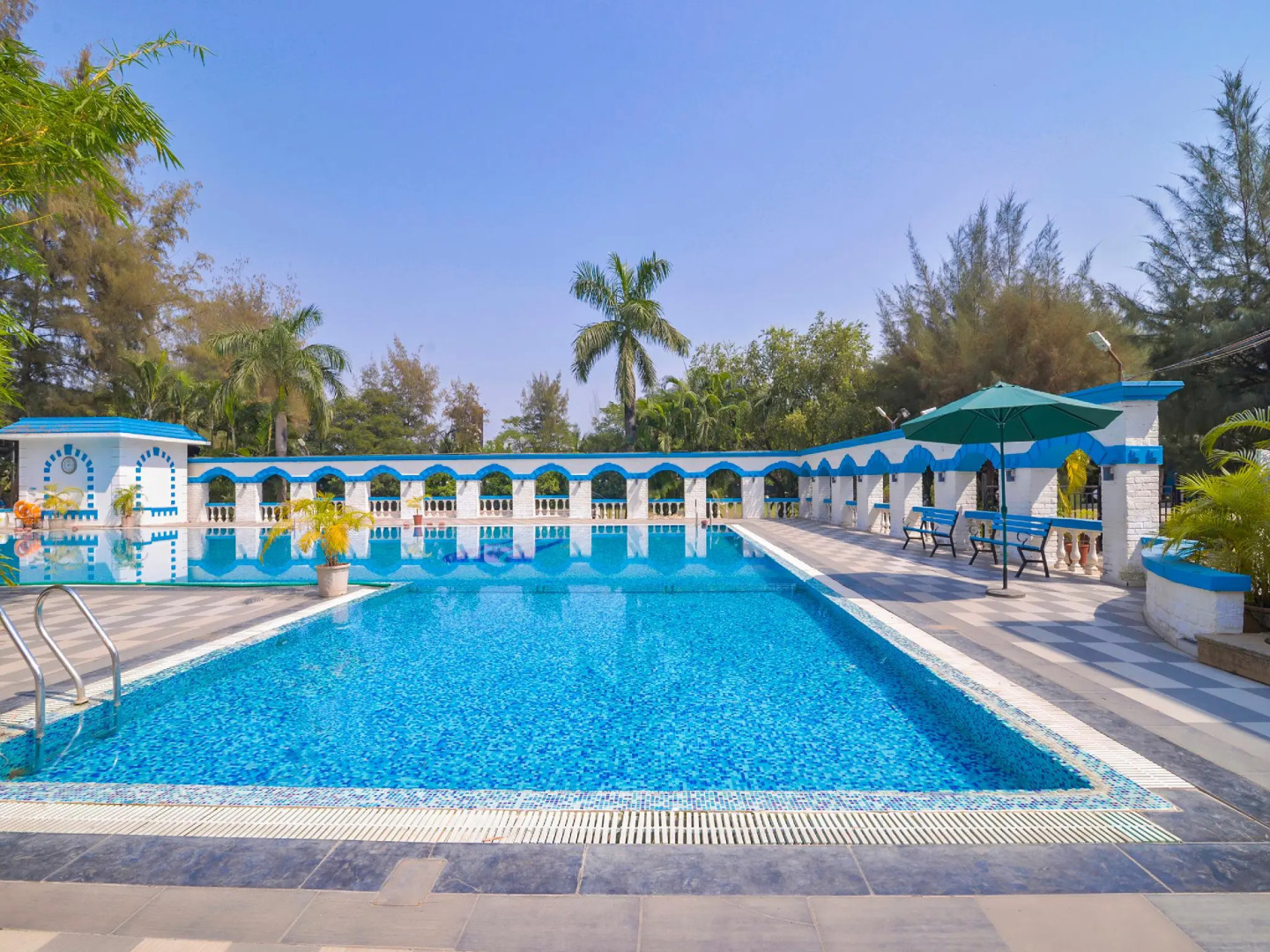 Collection O 23137 Blue Roof Club