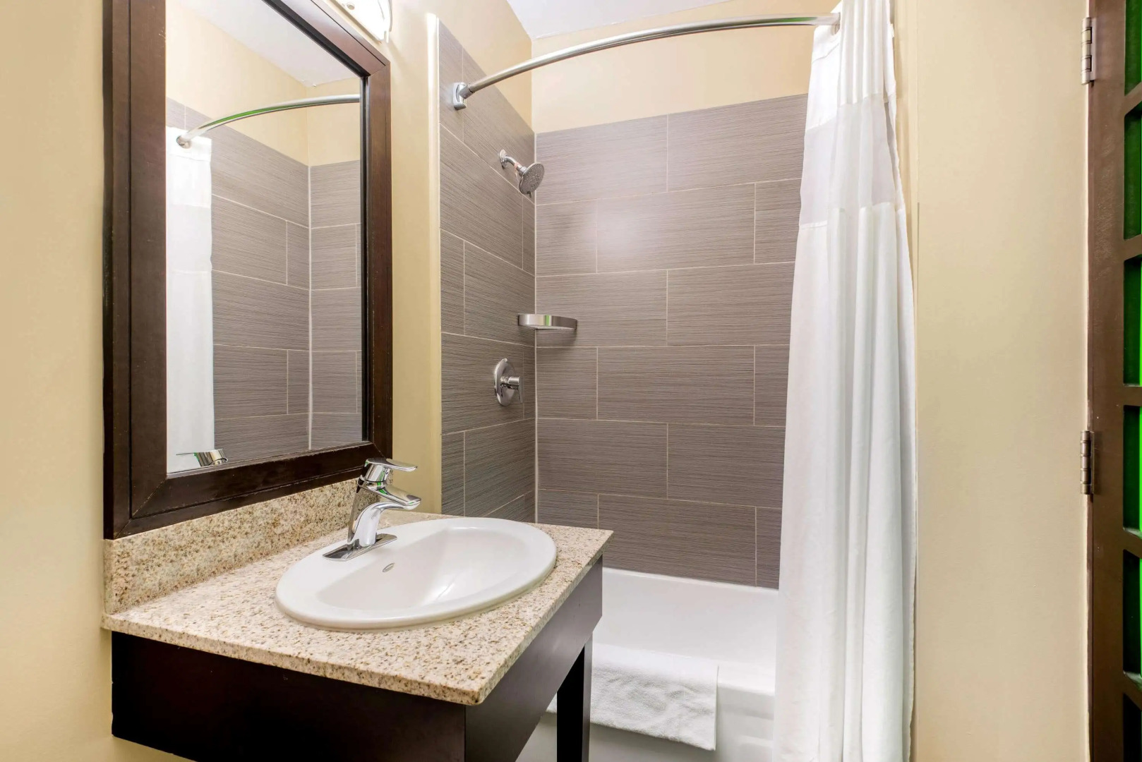 La Quinta Inn & Suites by Wyndham Oshawa