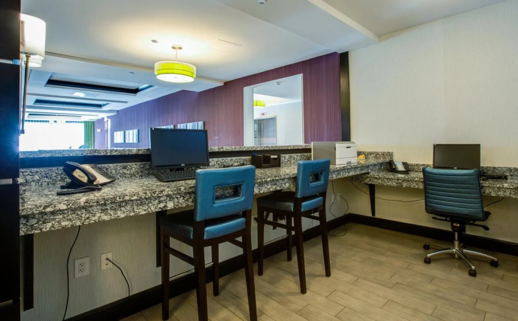 Holiday Inn Express & Suites Charleston Arpt-Conv Ctr Area