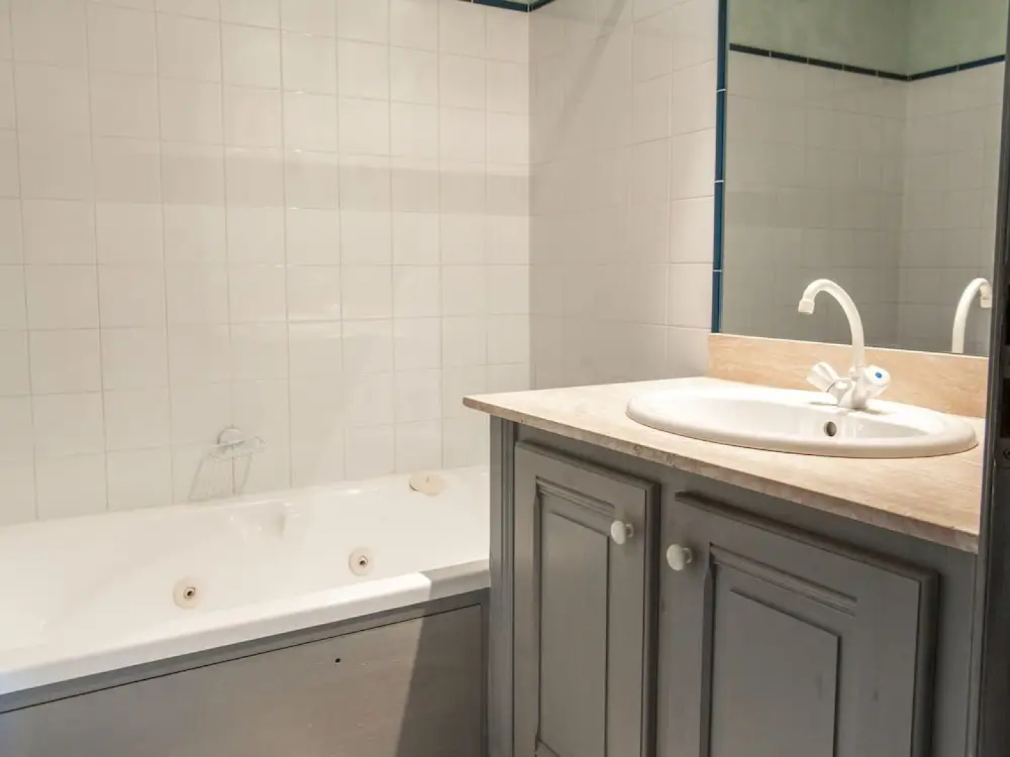 Studio with pool in garden Park, naerby spas and views at the Mont Ventoux.