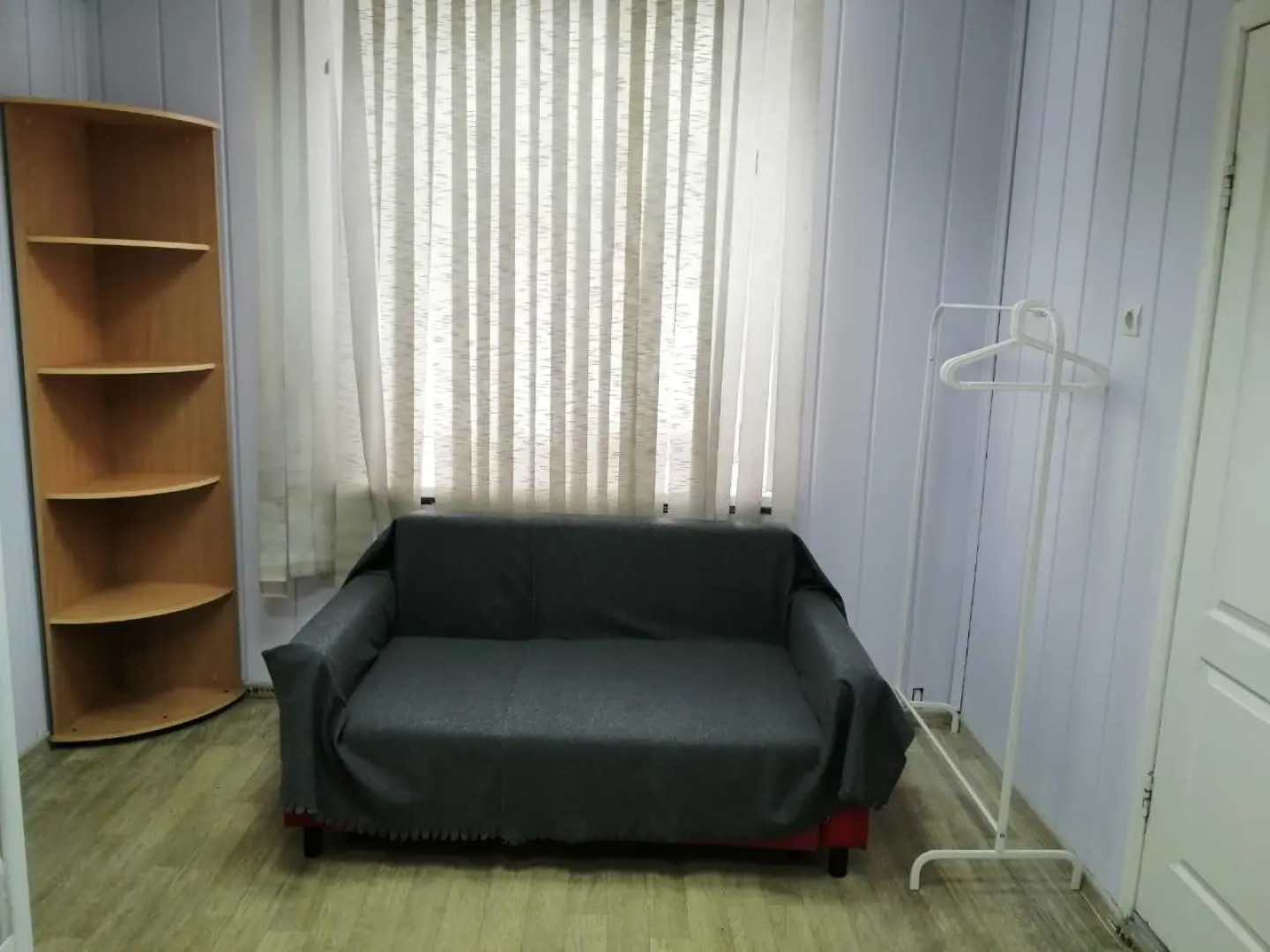 Красный диван