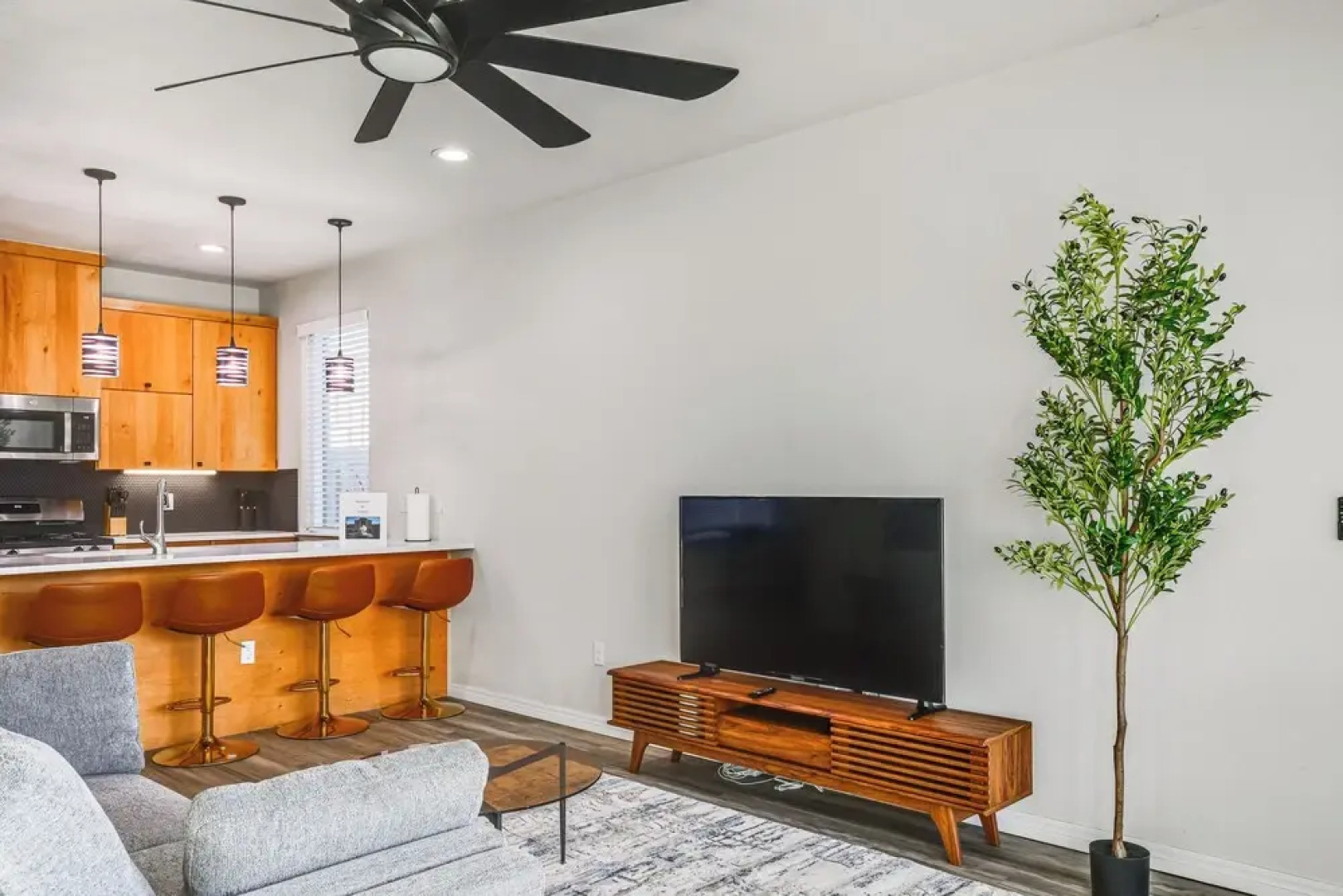 Pets Welcome: Newly Built Abode In Canyon!