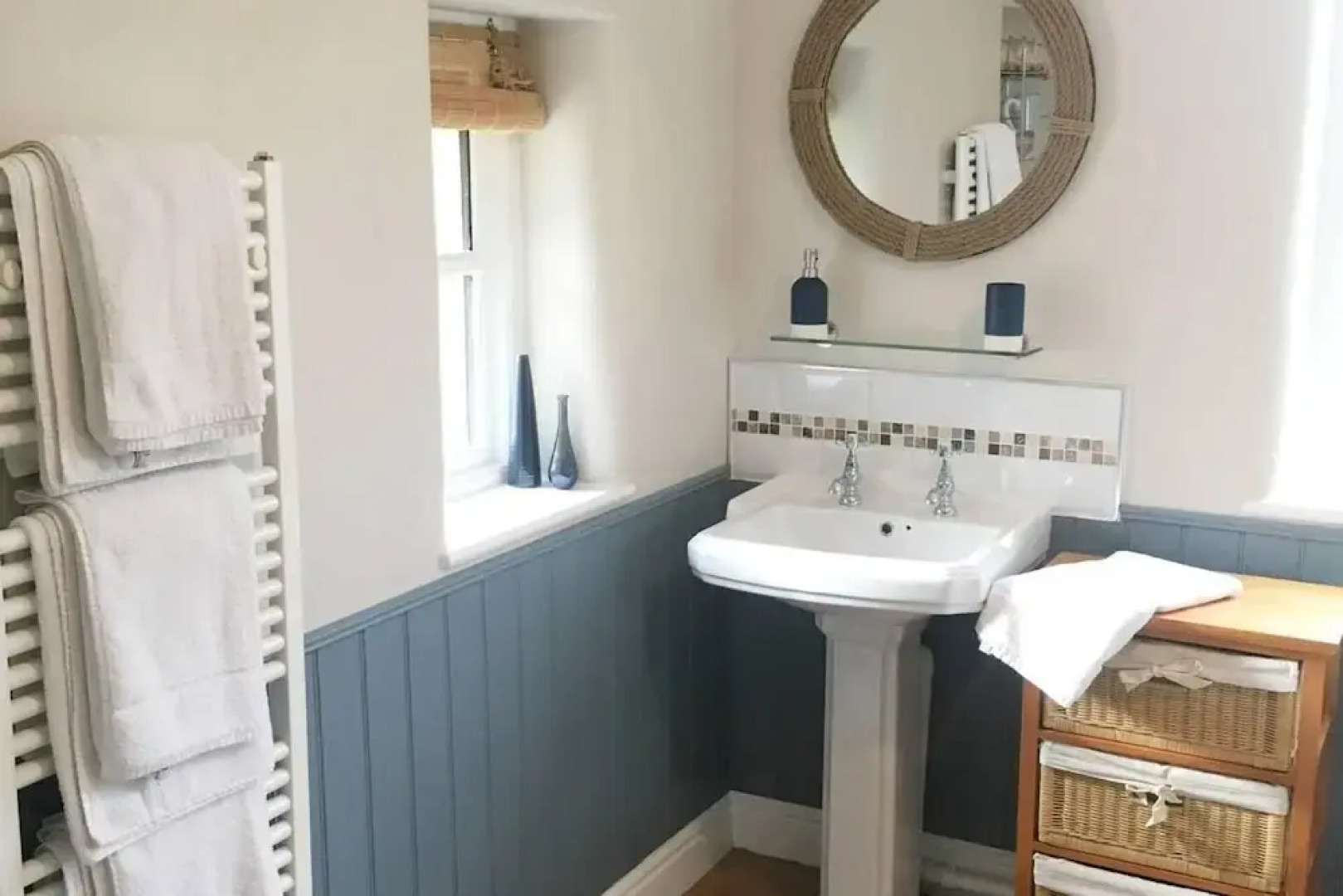 5-bed Home - Sleeps 12, Pool, Garden & Play Area