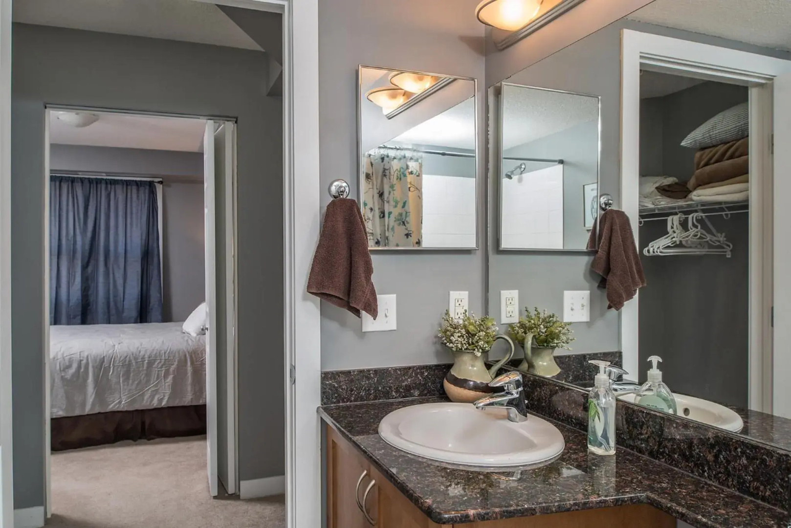 Modern Cozy 2 Bed 2 Bath with Lake and Mountain Views Pool and Hot Tub