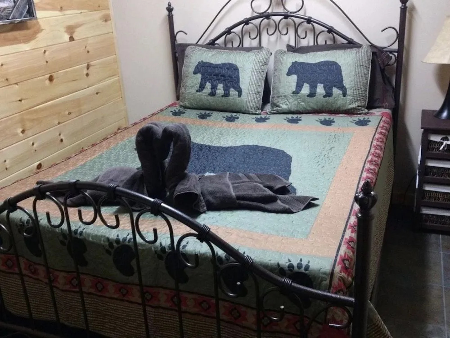 Bearmont Lodge 4 Bedroom Cabin by RedAwning