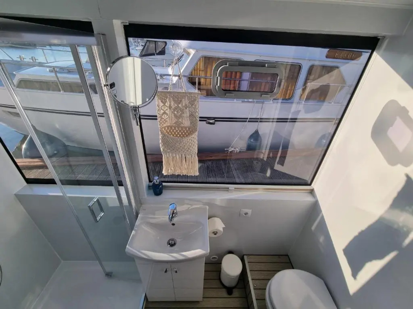 Luxe huisboot met 6 slaapplaatsen en airco in Limburg