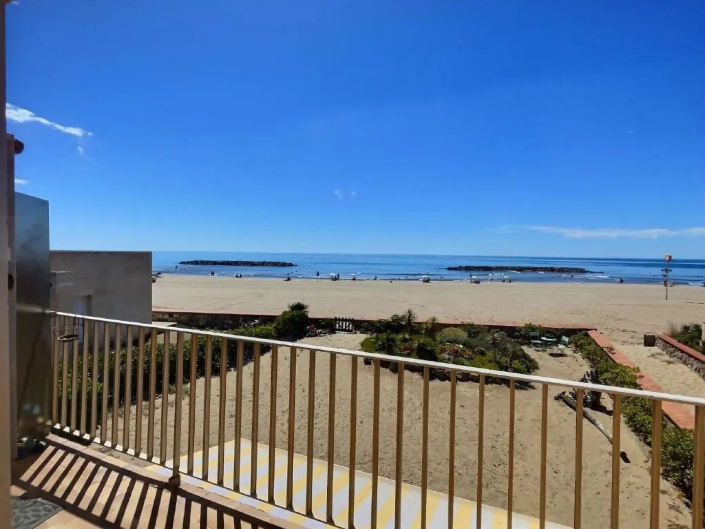 Apartment on the sand with sea view in Valras-Plage for 5 people