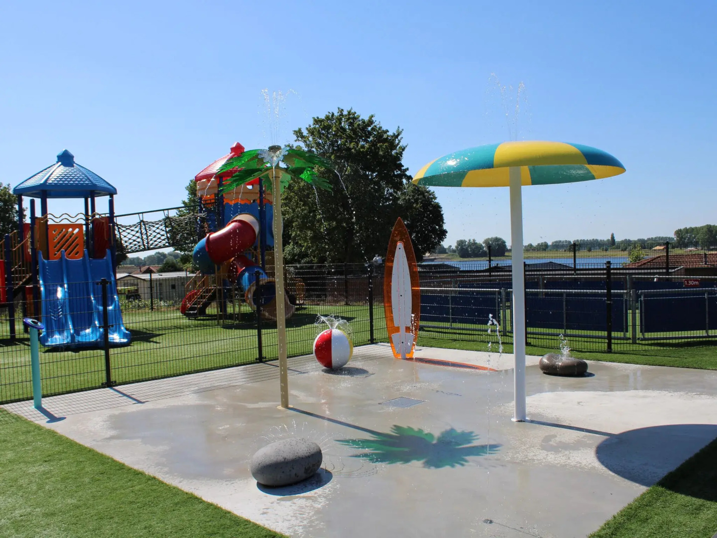 Wellness chalet with a sauna, in a holiday park directly on a recreational lake