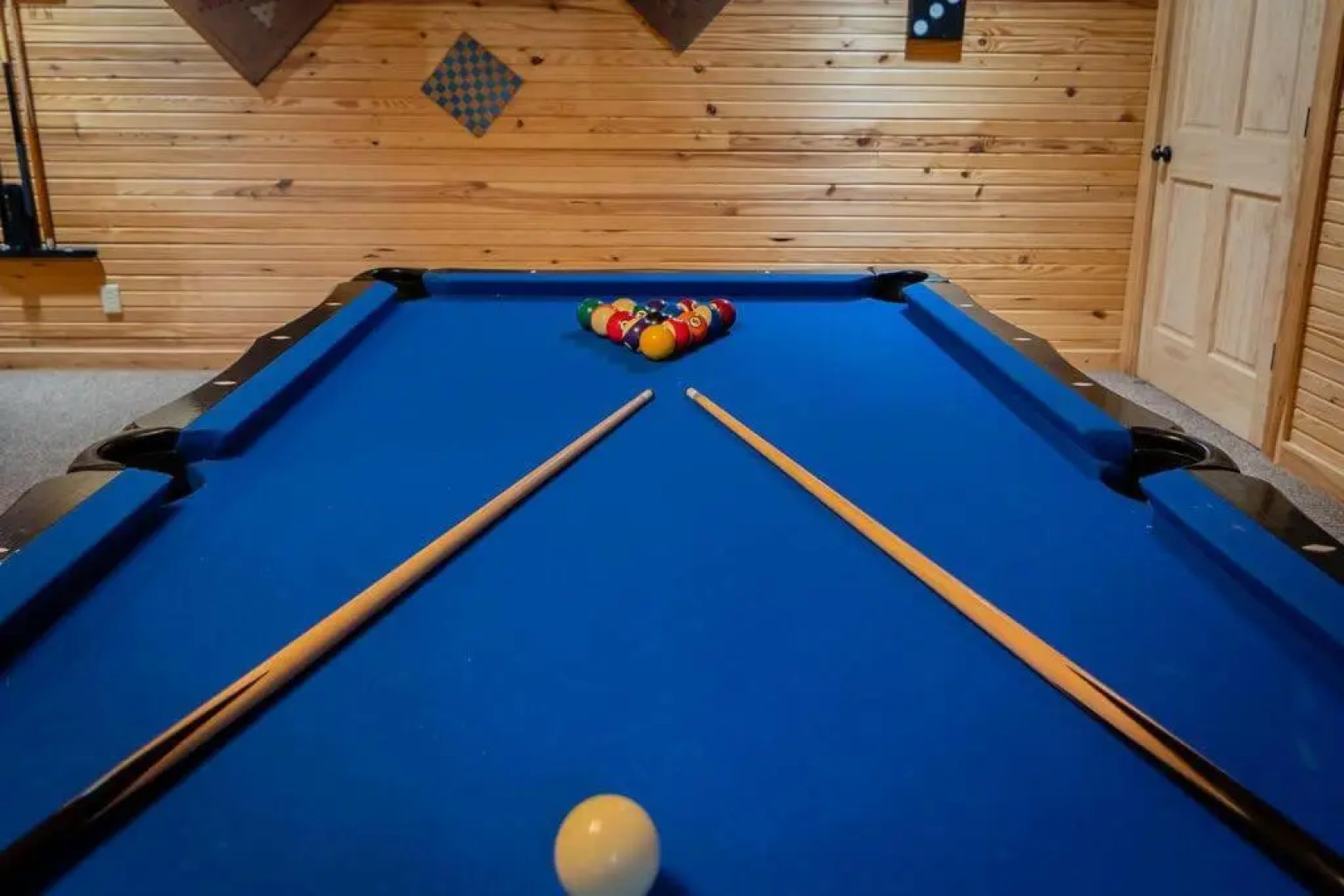 Luxury 2700 Sq Ft Log Cabin Private Hot Tub Game room Pool Table Best View