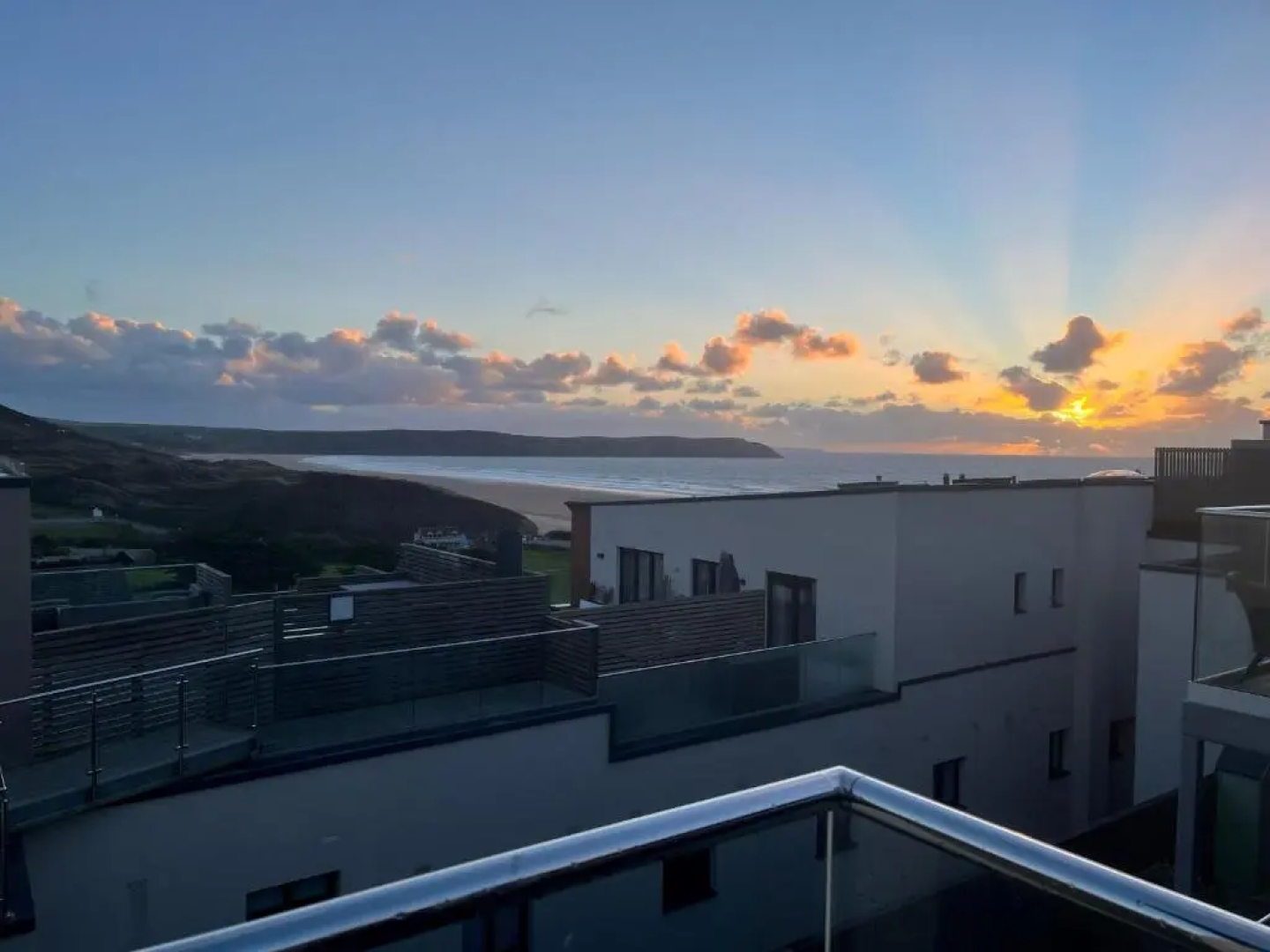 12 Putsborough - luxury flat, 4 minutes to Woolacombe beach with shared indoor pool.