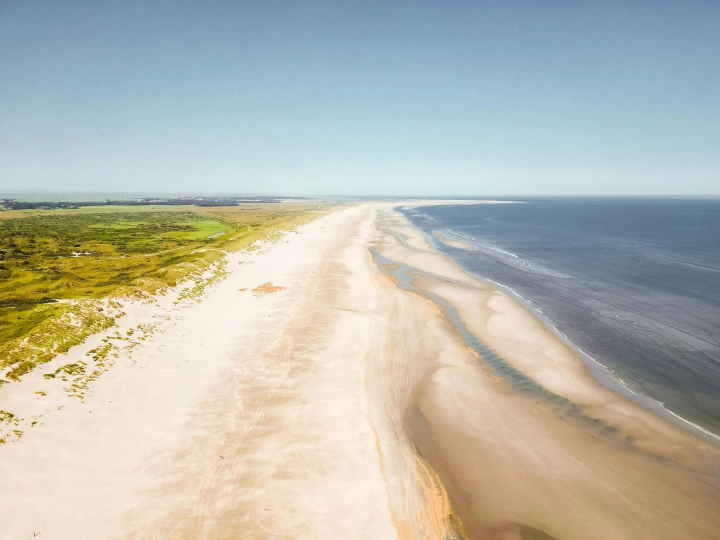 Thatched Holiday Home With two Bathrooms Near the Sea