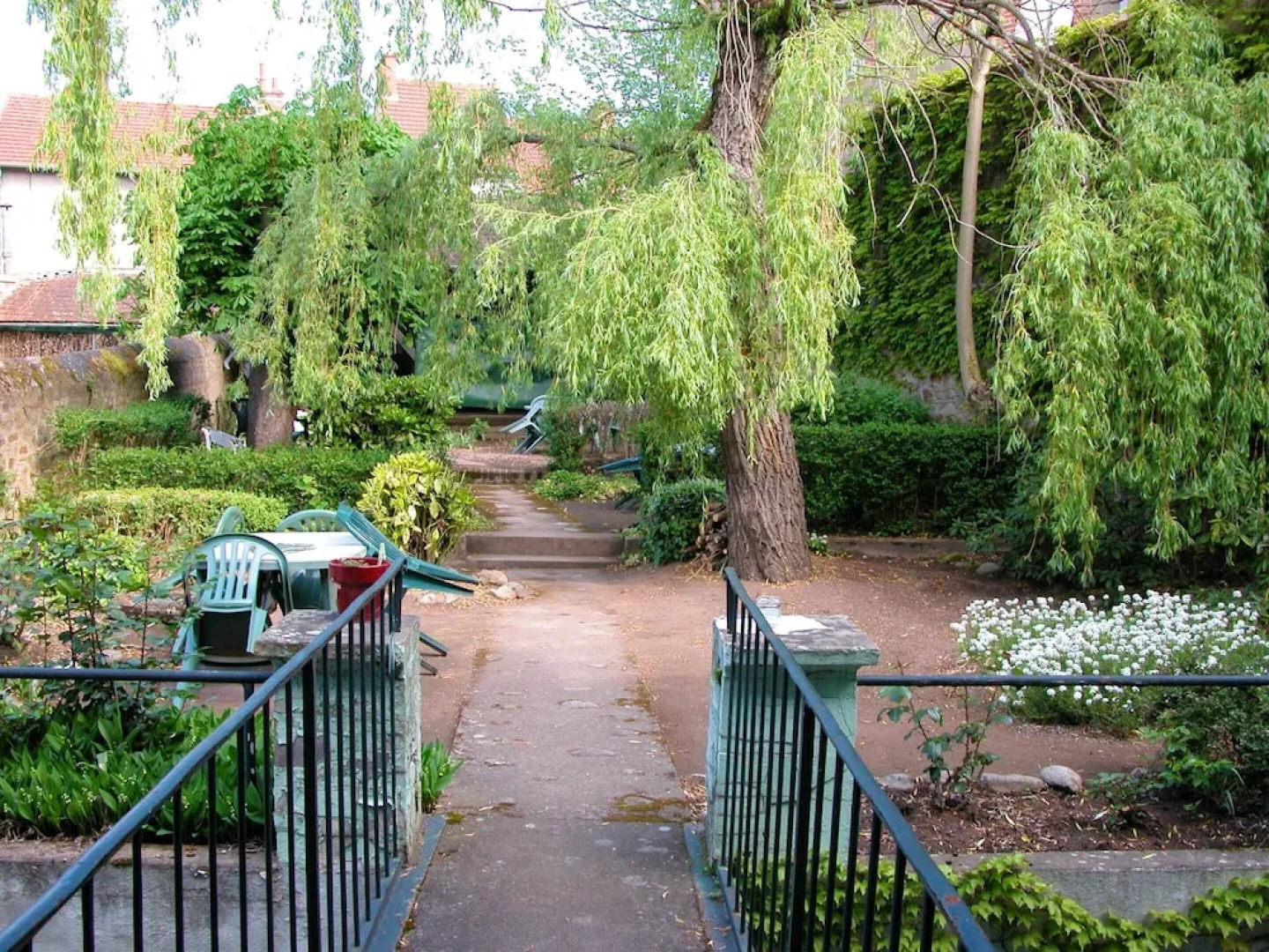 Studio in Néris-les-bains, With Wonderful City View, Enclosed Garden and Wifi