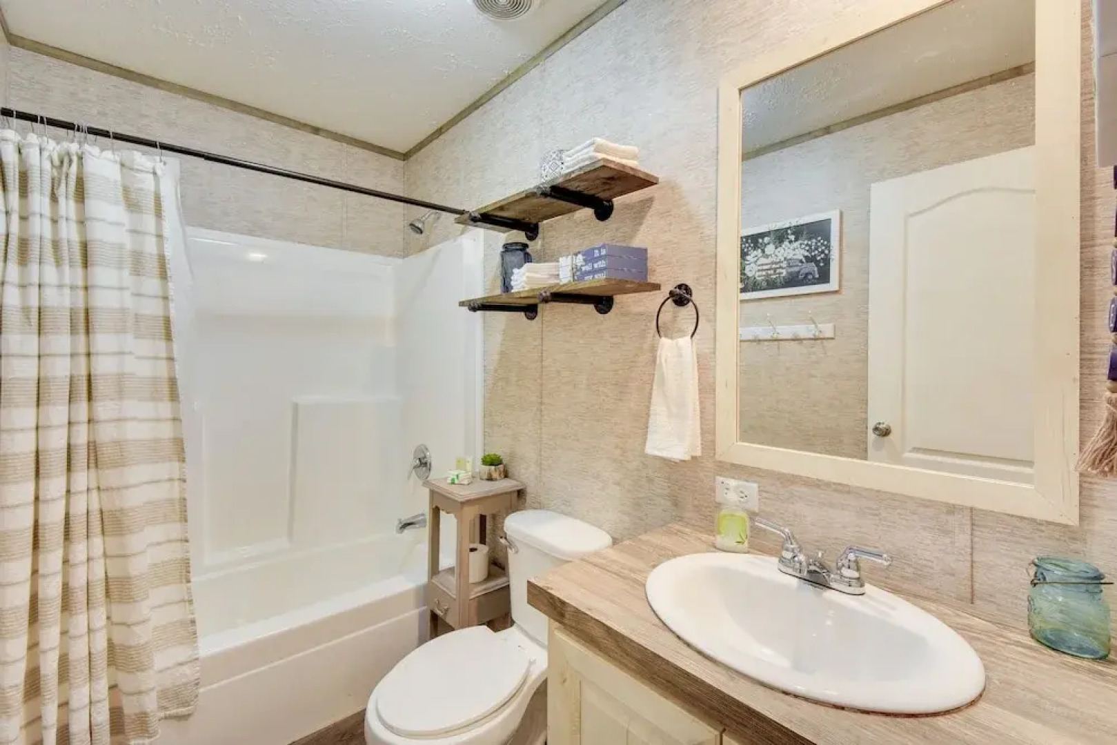 8 Mi to Helen: Sautee Nacoochee Home w/ Hot Tub