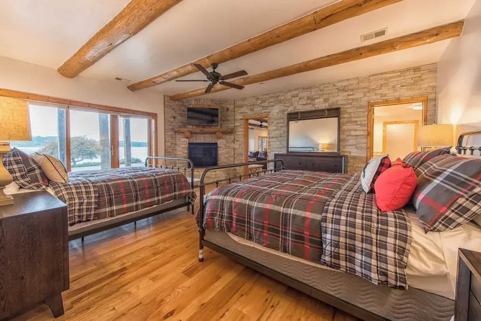 Azalea Retreat by Avantstay Sleeps 34 & Pool