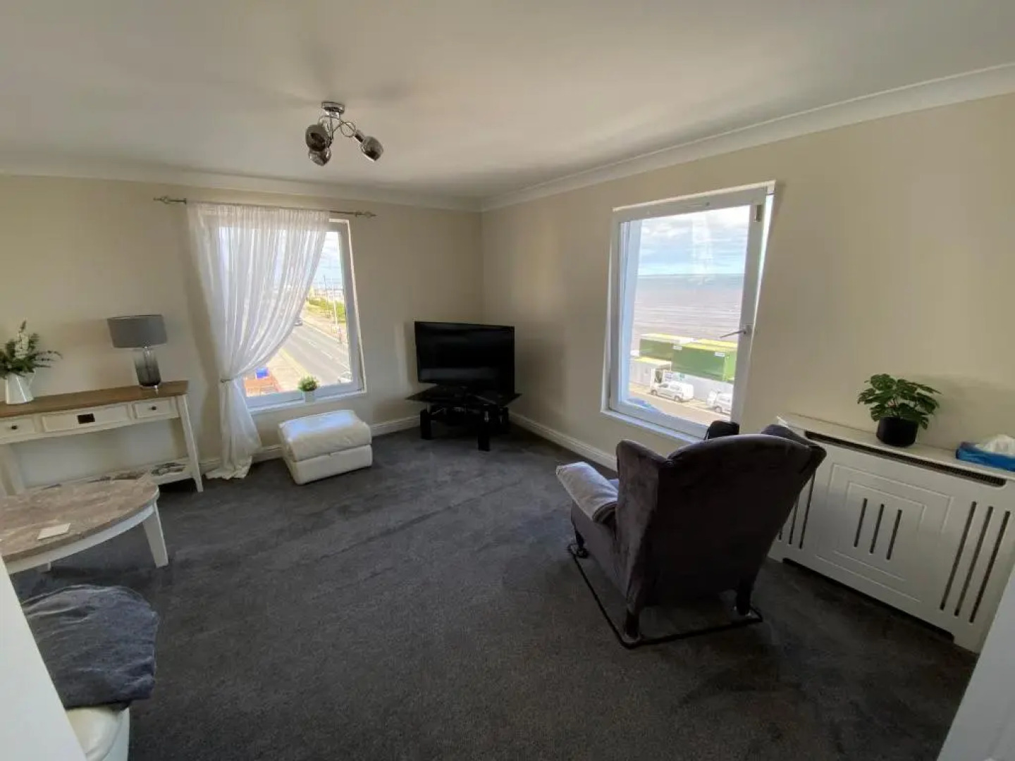 Eastcliffe Penthouse, 2 Beds & Bathrooms with Parking