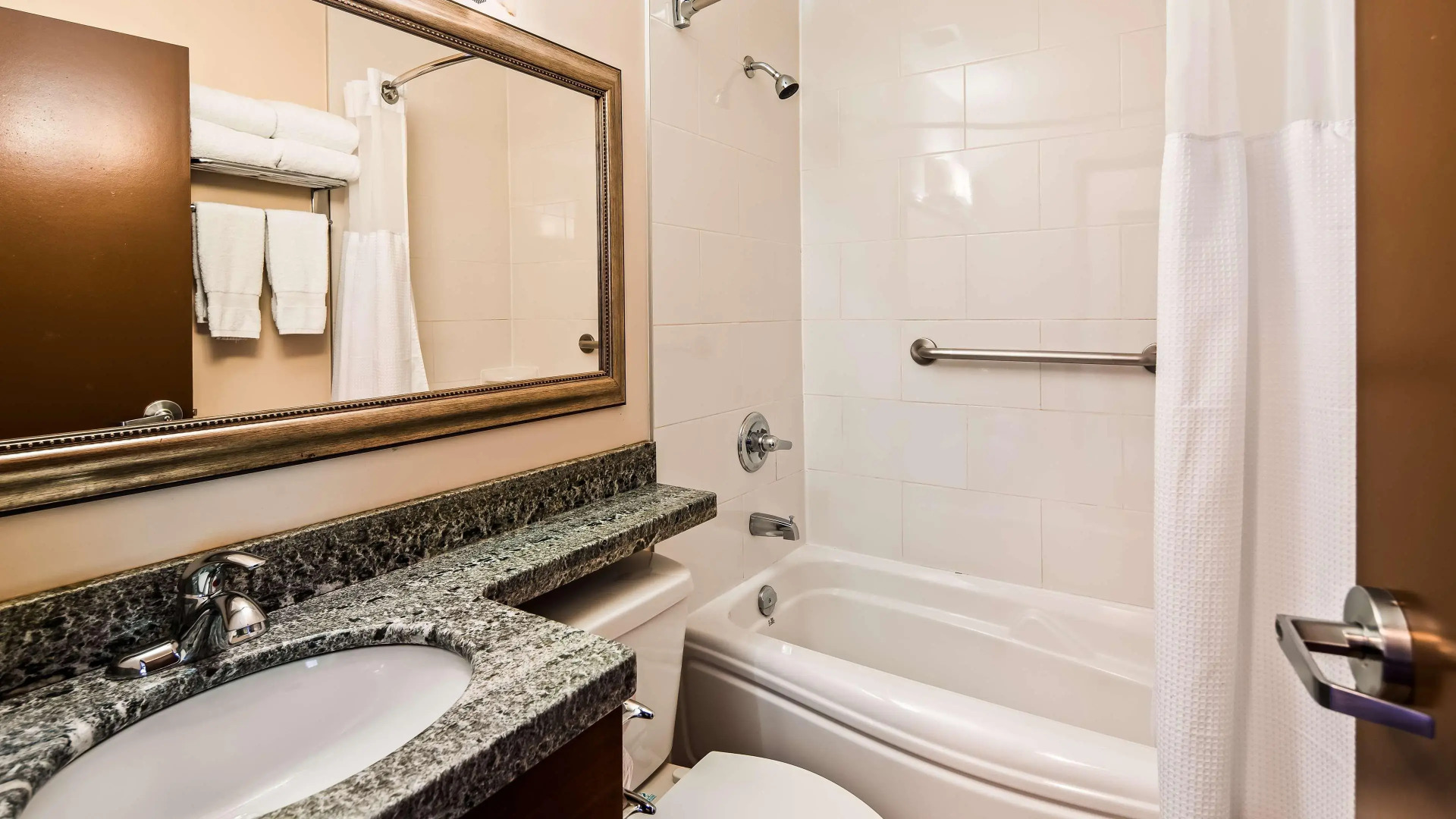 Best Western Plus Chocolate Lake Hotel