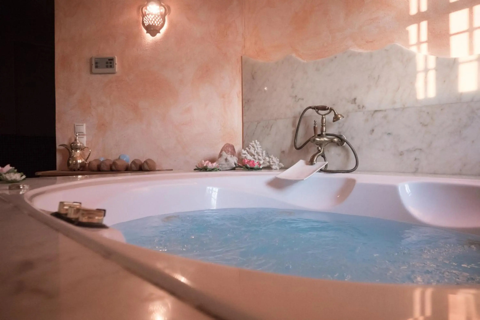 Tranquil Infinity Pool Getaway (private jacuzzi and steam bath, pool, garden, sea and city views)