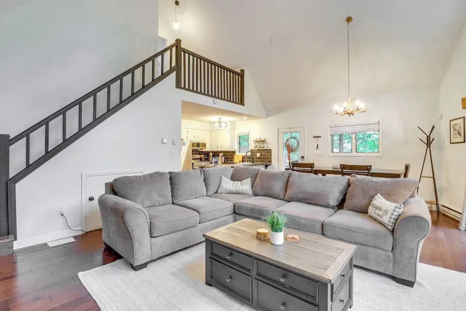 Deck, Fire Pit & Pool Access: Pennsylvania Home!