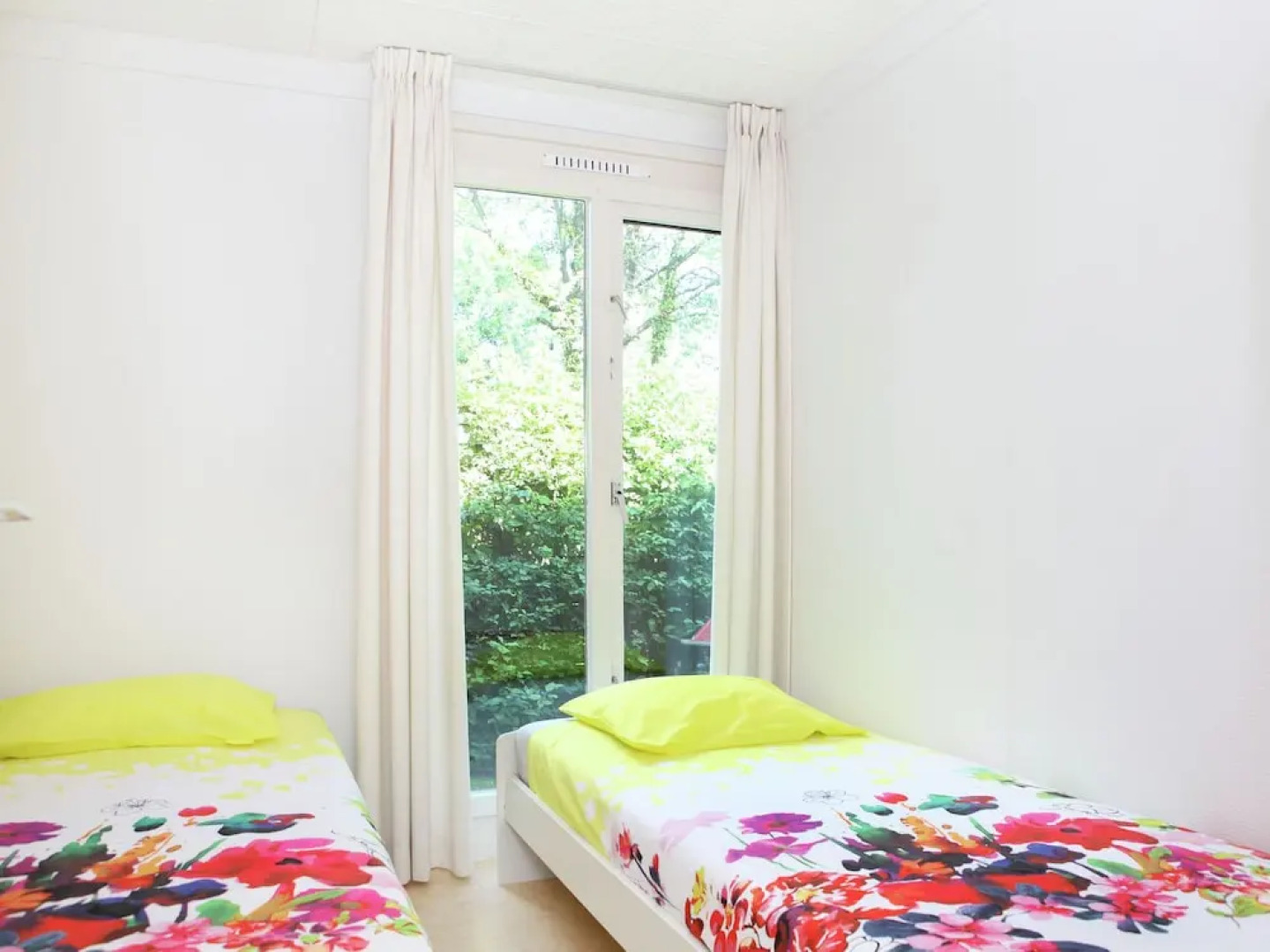 Comfortably Furnished Bungalow on Lake Veere