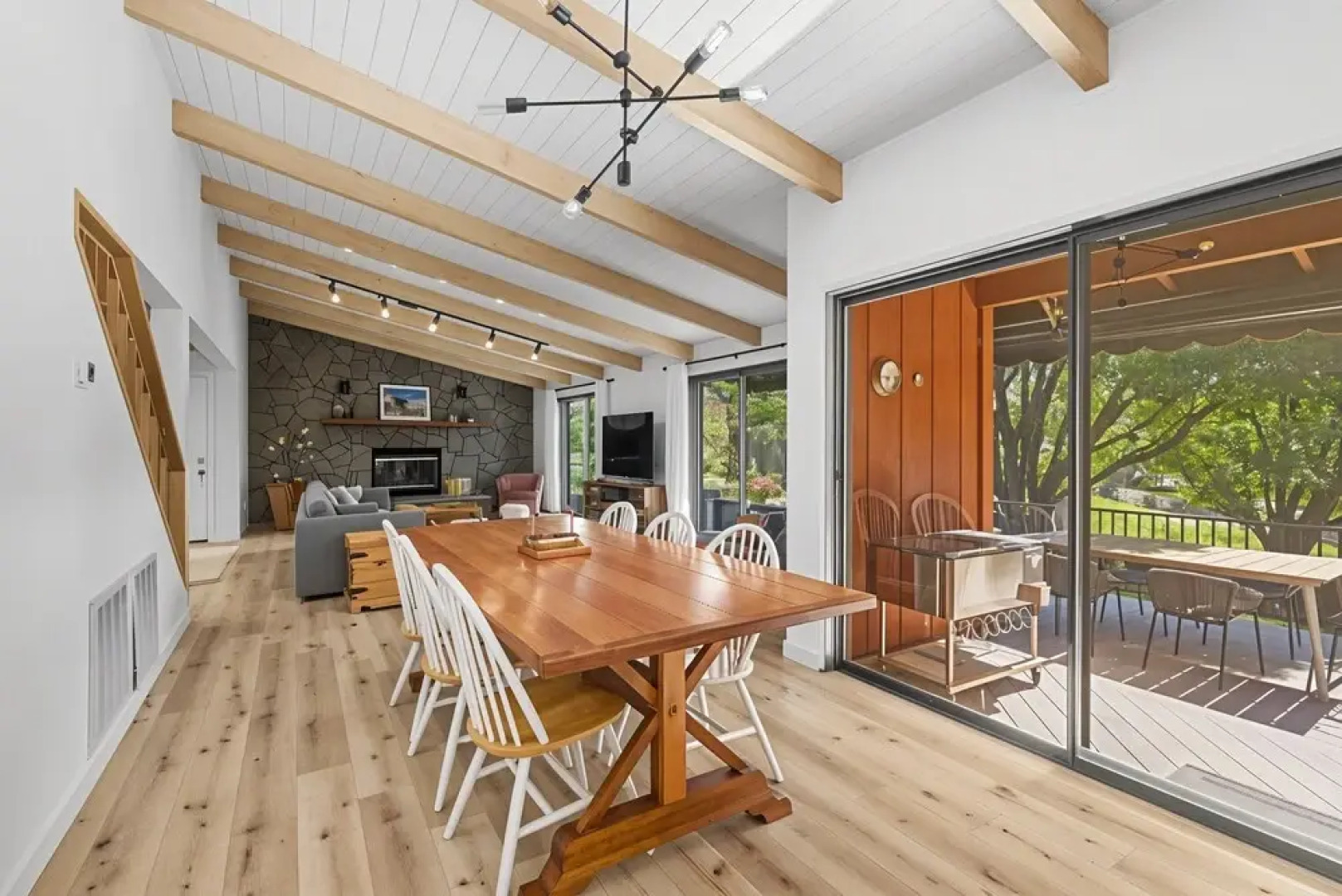 The Red House - Near Golf, Beaches & Communal Pool by Yosemite Region Resorts