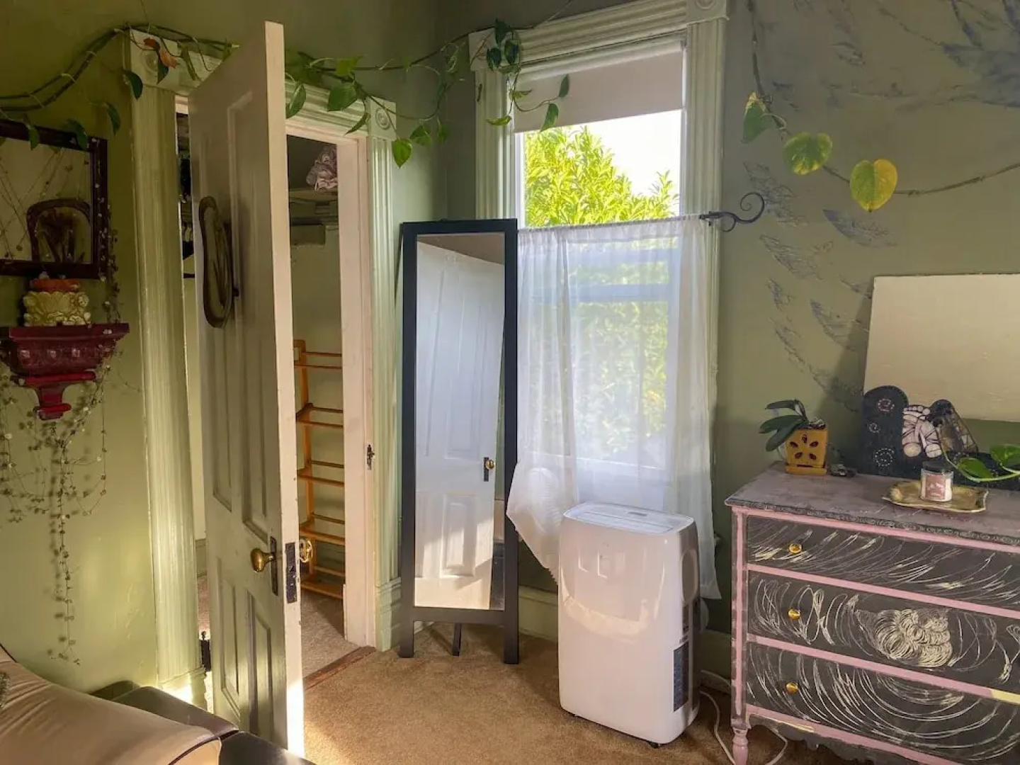 Upstairs at Thevictorian - Lush Walkable and Dog-friendly Retreat - Steps From Downtown Bellingham