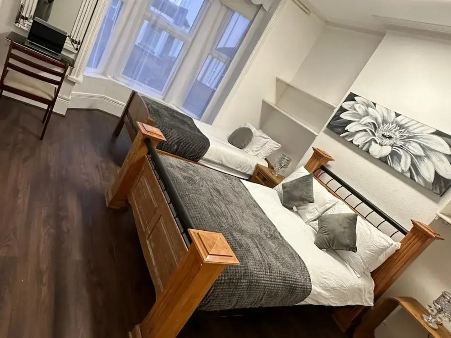 PRIVATE ROOMs In TOWN CENTRE FREE PARKING WIFI AND PATIO WITH AA STAY LTD