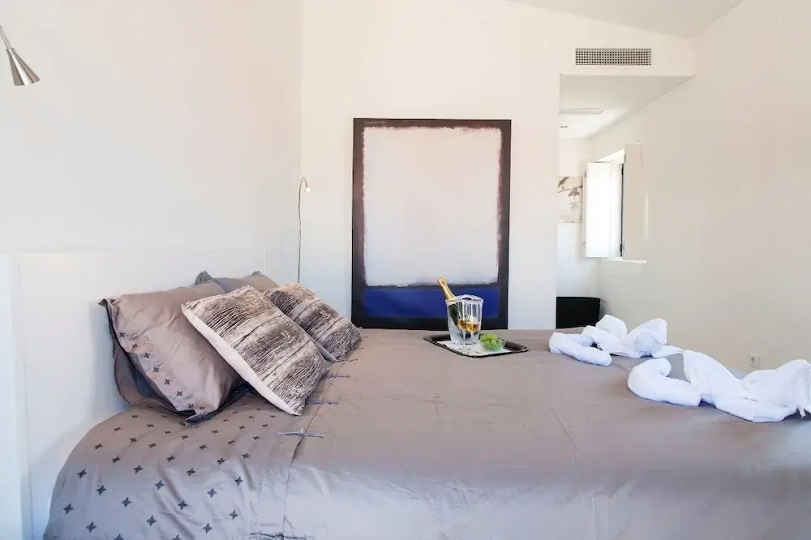 JOIVY Lux & Spacious 1BR home w/ huge terrace, 5mins to Academy of Sciences