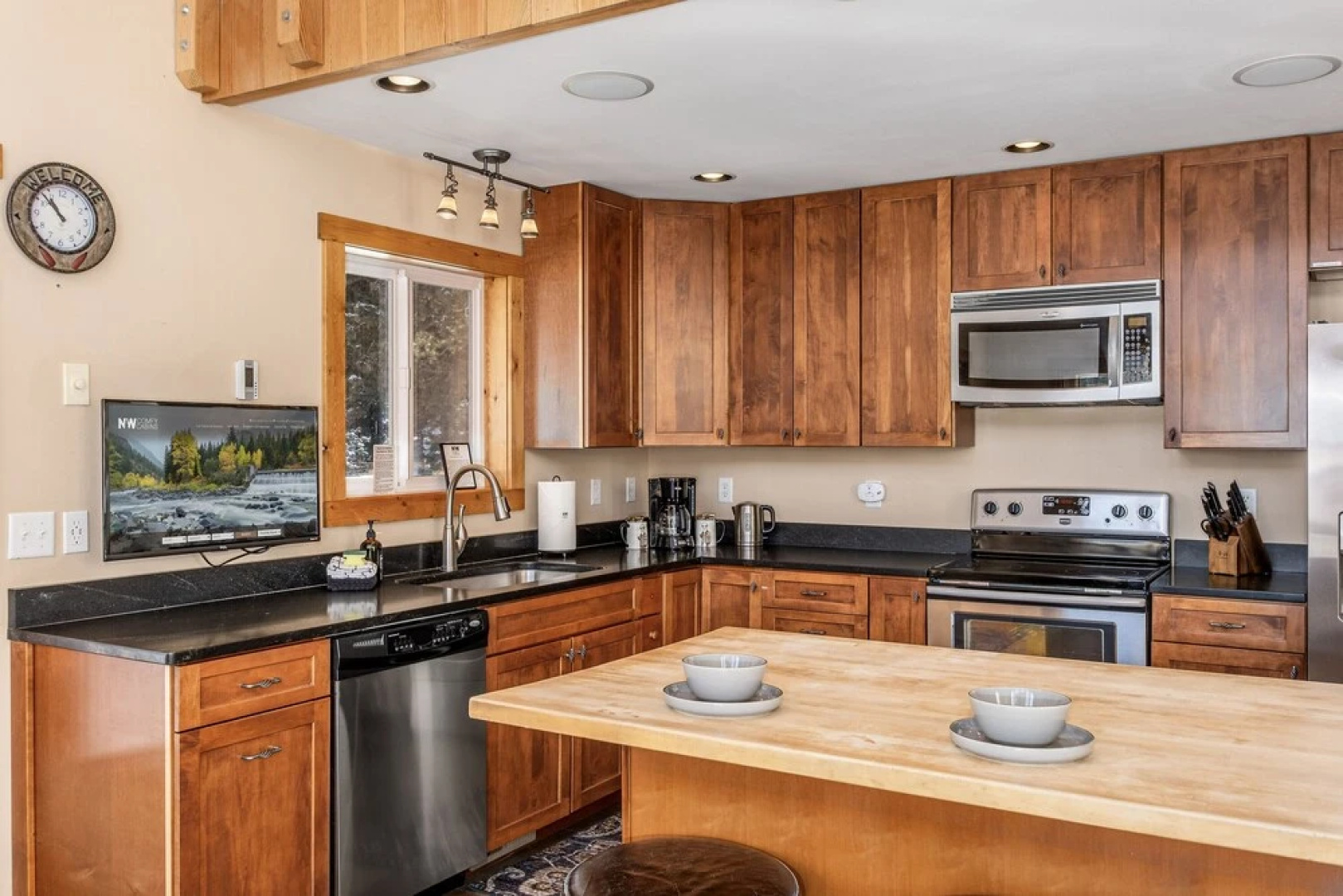 Peterson Acres 3 Bedroom Home by NW Comfy Cabins by RedAwning