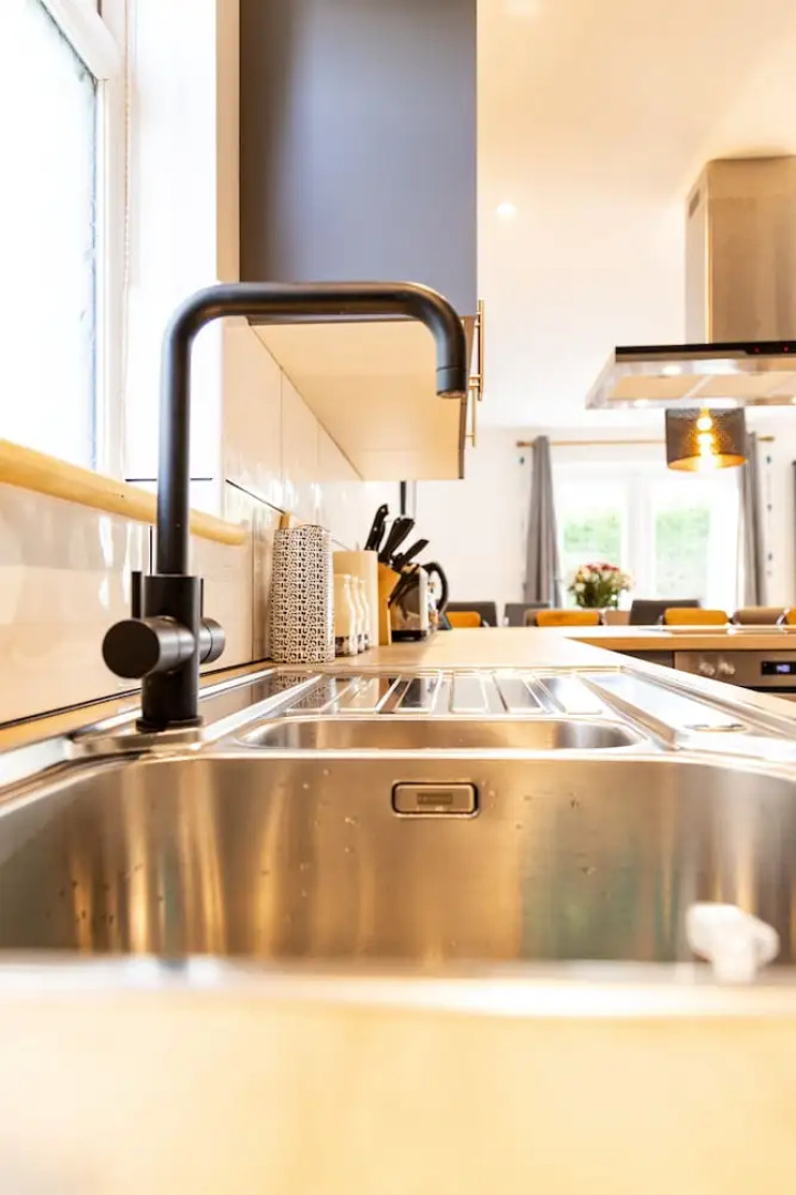 Totnes modern house sleeps 8 , 5 mins to town