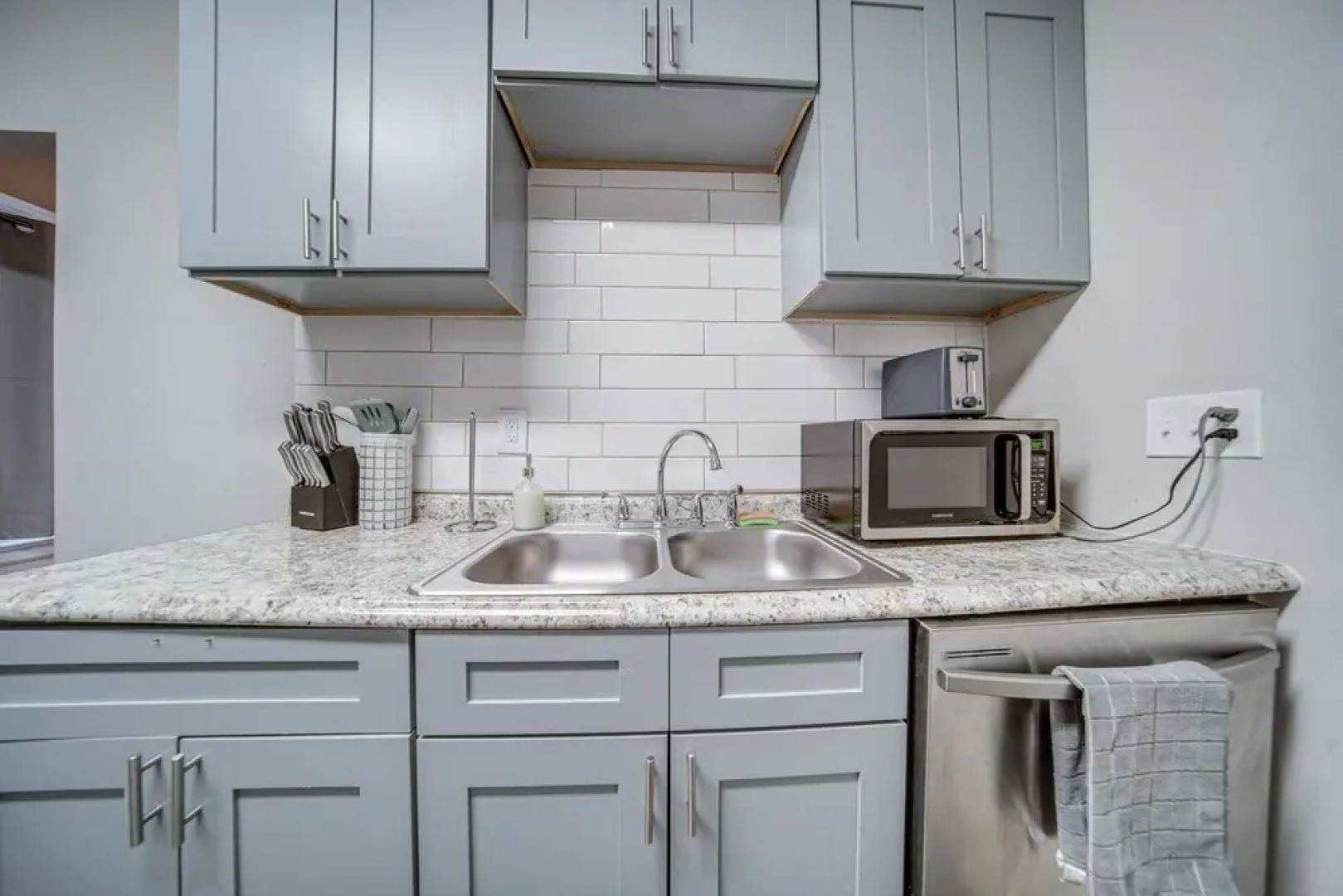 Pet-friendly Cleveland Townhome, 2 Mi to Downtown!