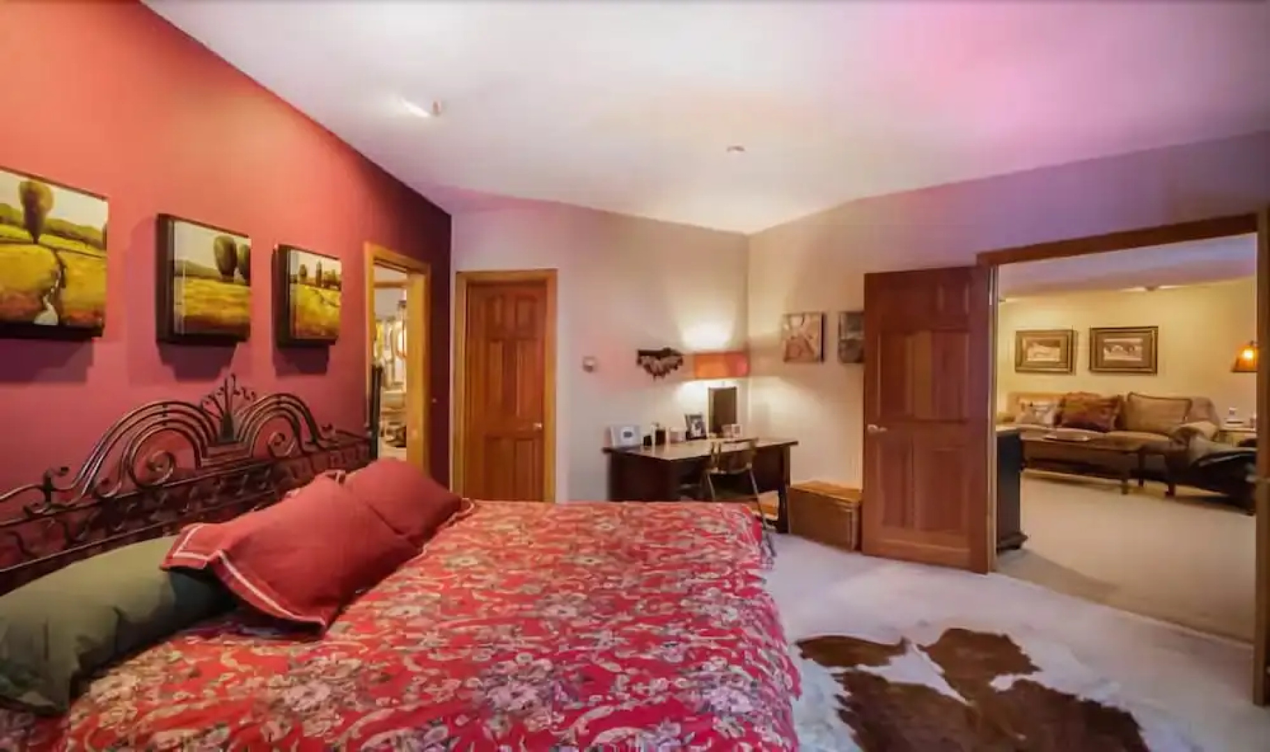 Royal Tiger Lodge (Private Home with Hot Tub)