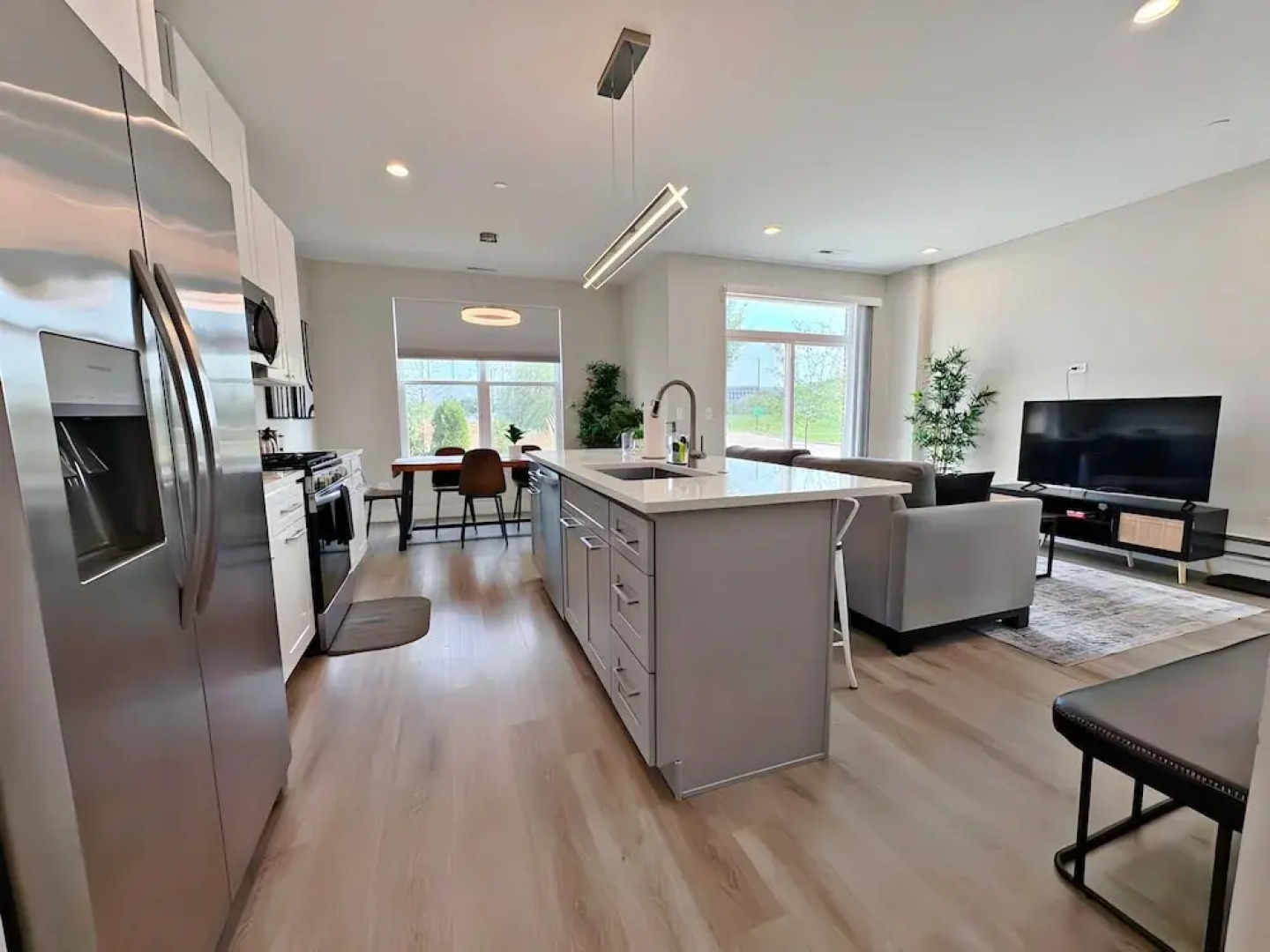 Modern 4BR with Parking - WV rep 4