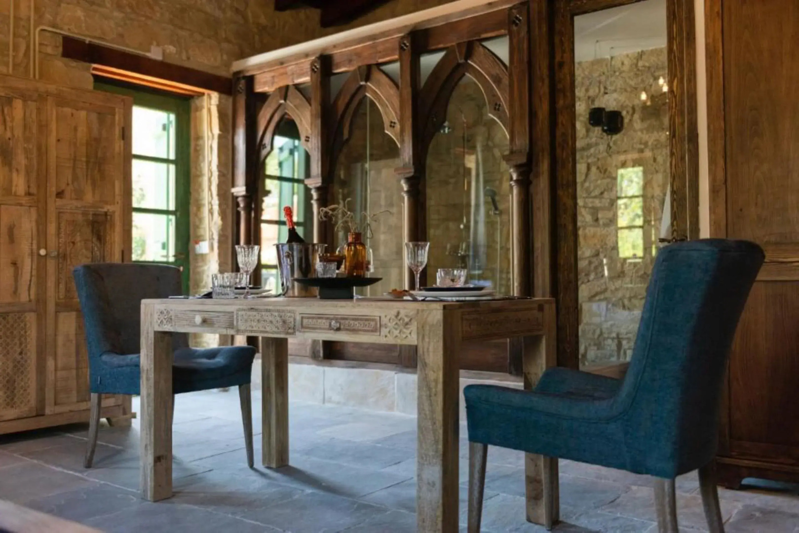 Oinou Strata - Adults Only