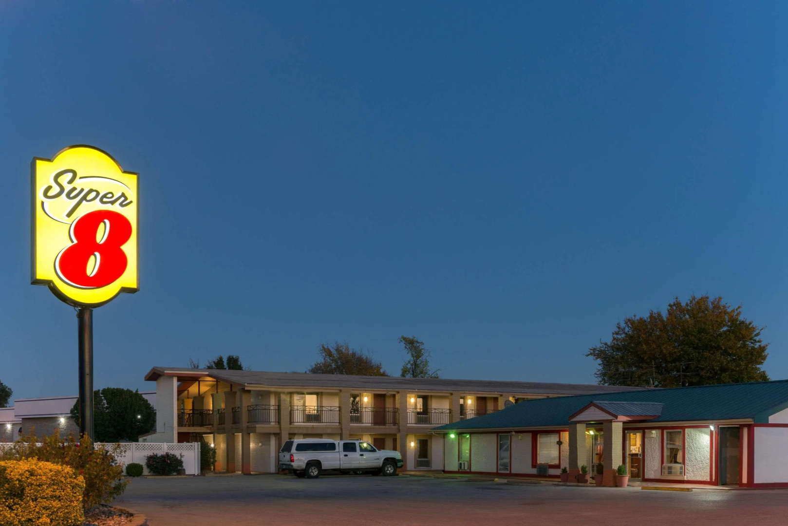 Super 8 by Wyndham Fenton/St. Louis Area