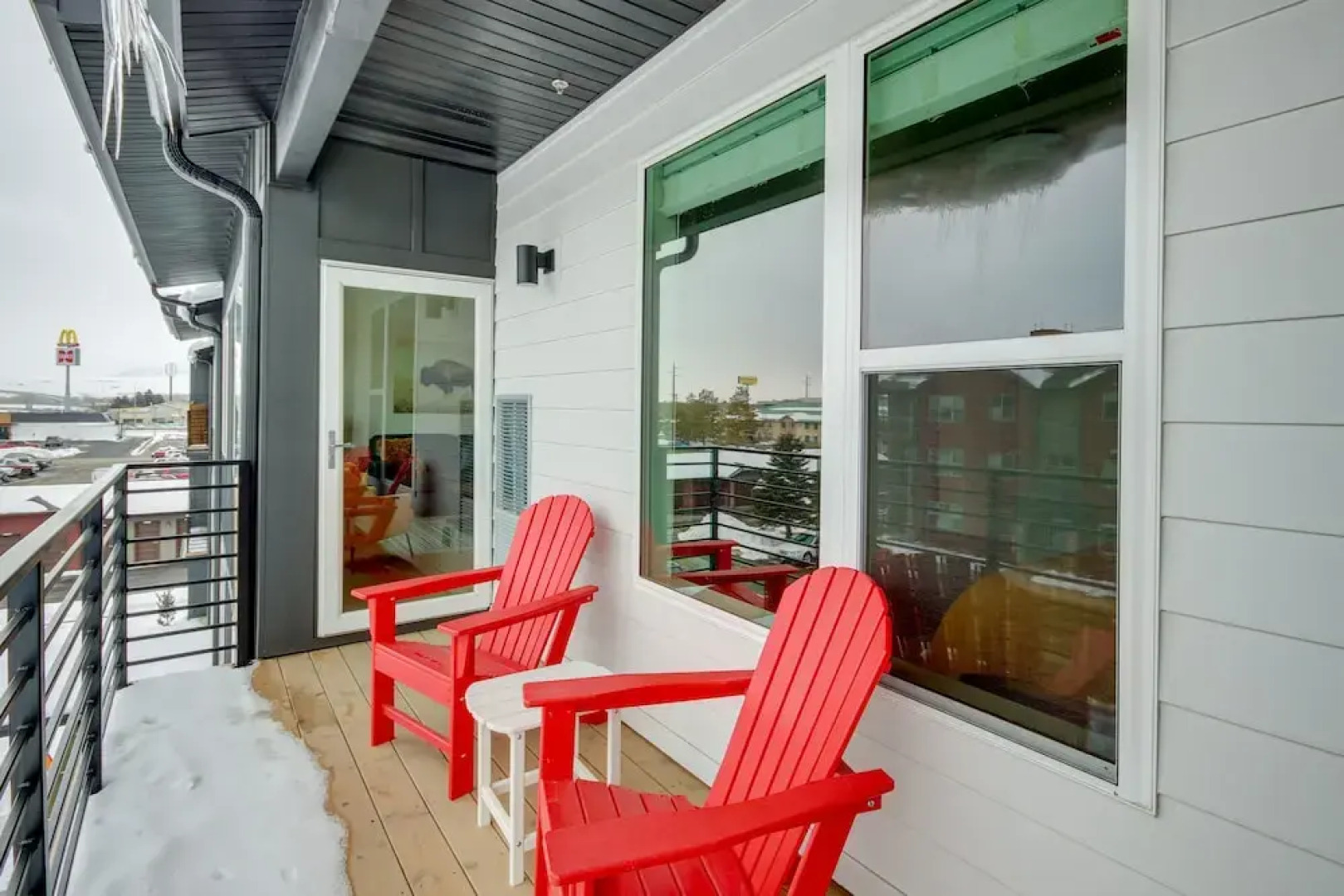 Livingston Condo w/ Balcony - 2 Mi to Downtown!