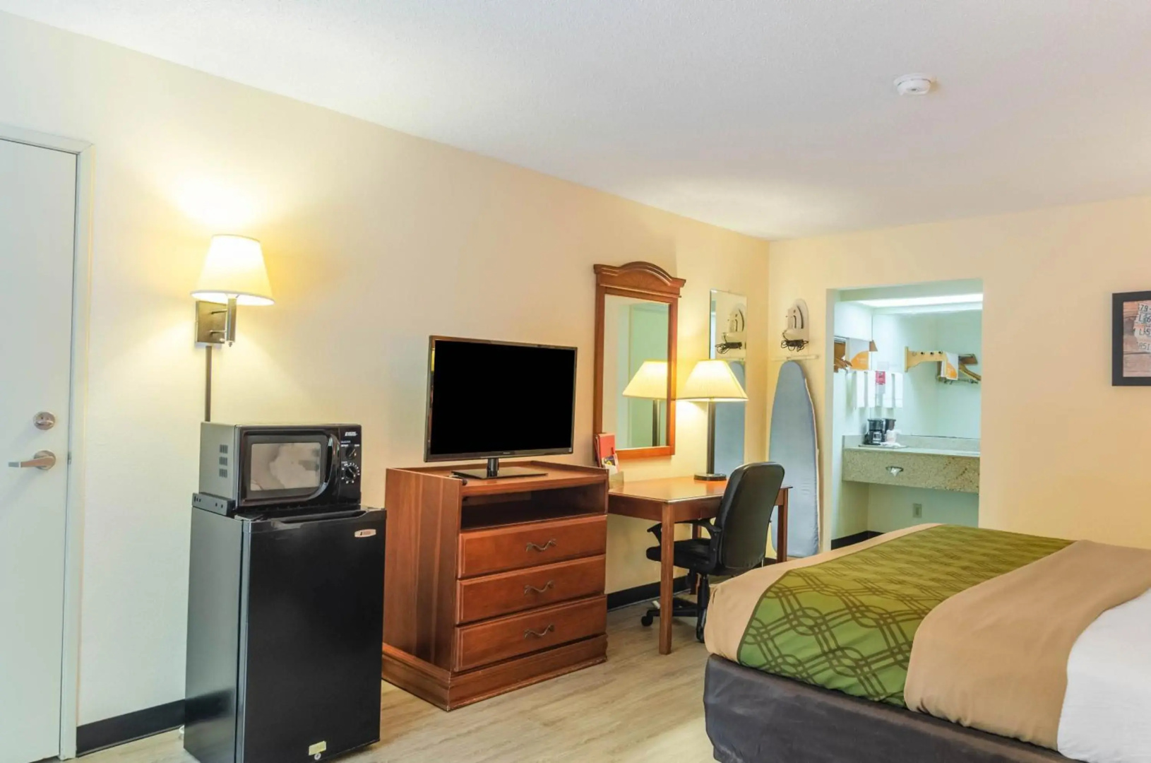 Econo Lodge Inn & Suites