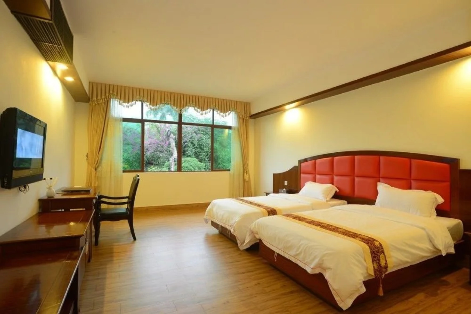 Salt Water Hot Spring Mountain Villa